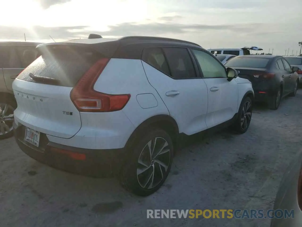 3 Photograph of a damaged car YV4162UM4M2545203 VOLVO XC40 2021