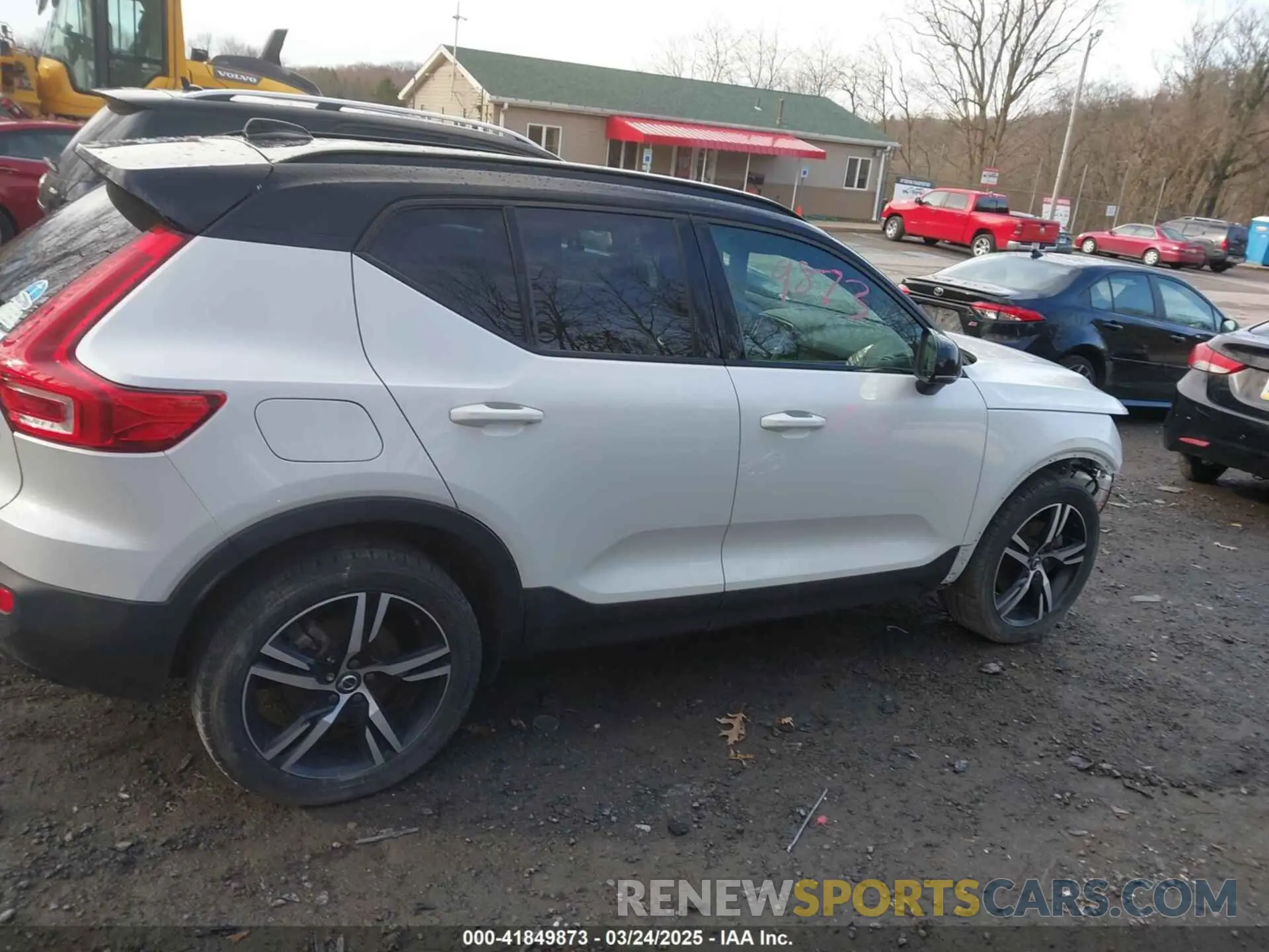 13 Photograph of a damaged car YV4162UM6M2402320 VOLVO XC40 2021