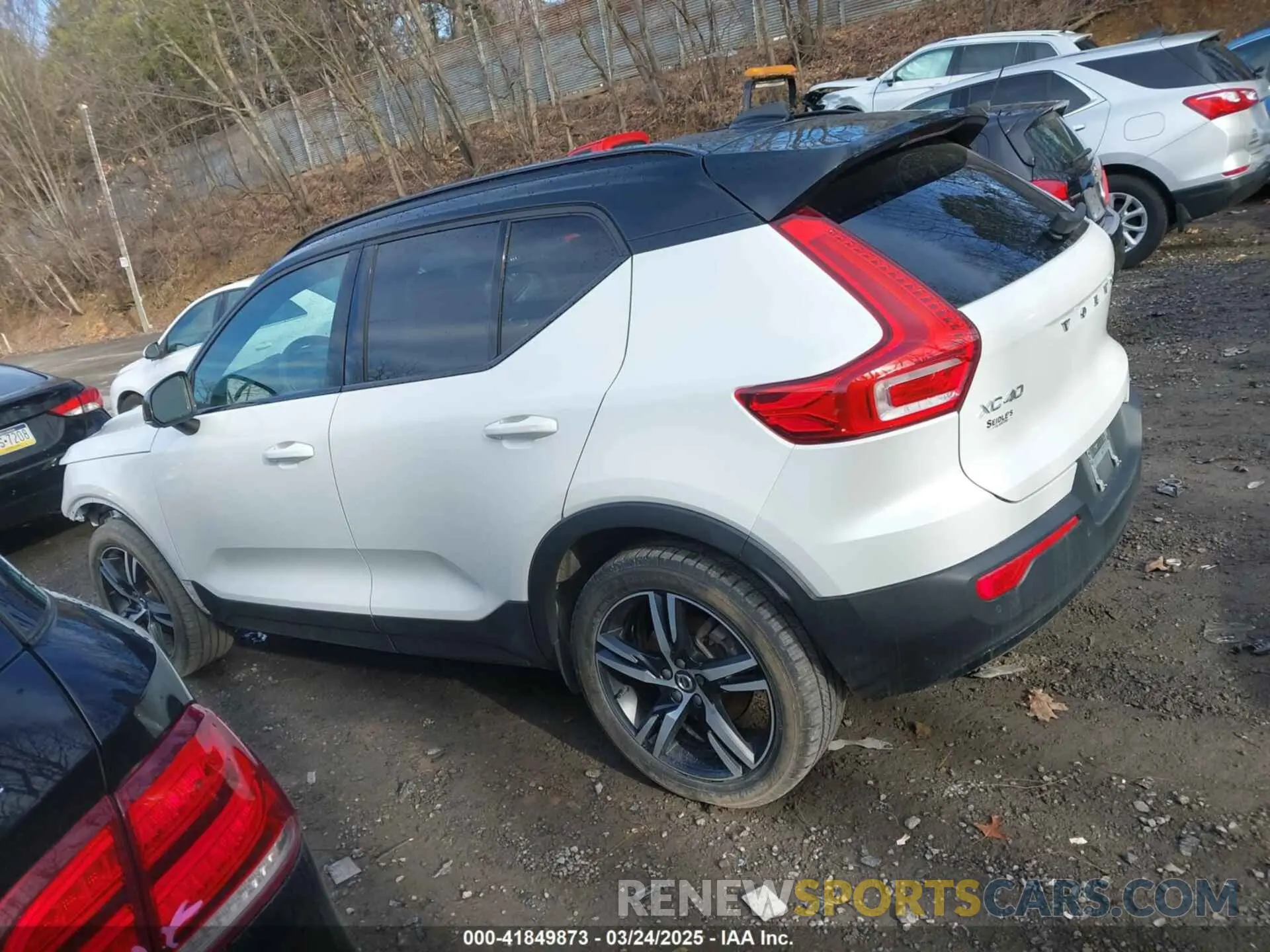 14 Photograph of a damaged car YV4162UM6M2402320 VOLVO XC40 2021