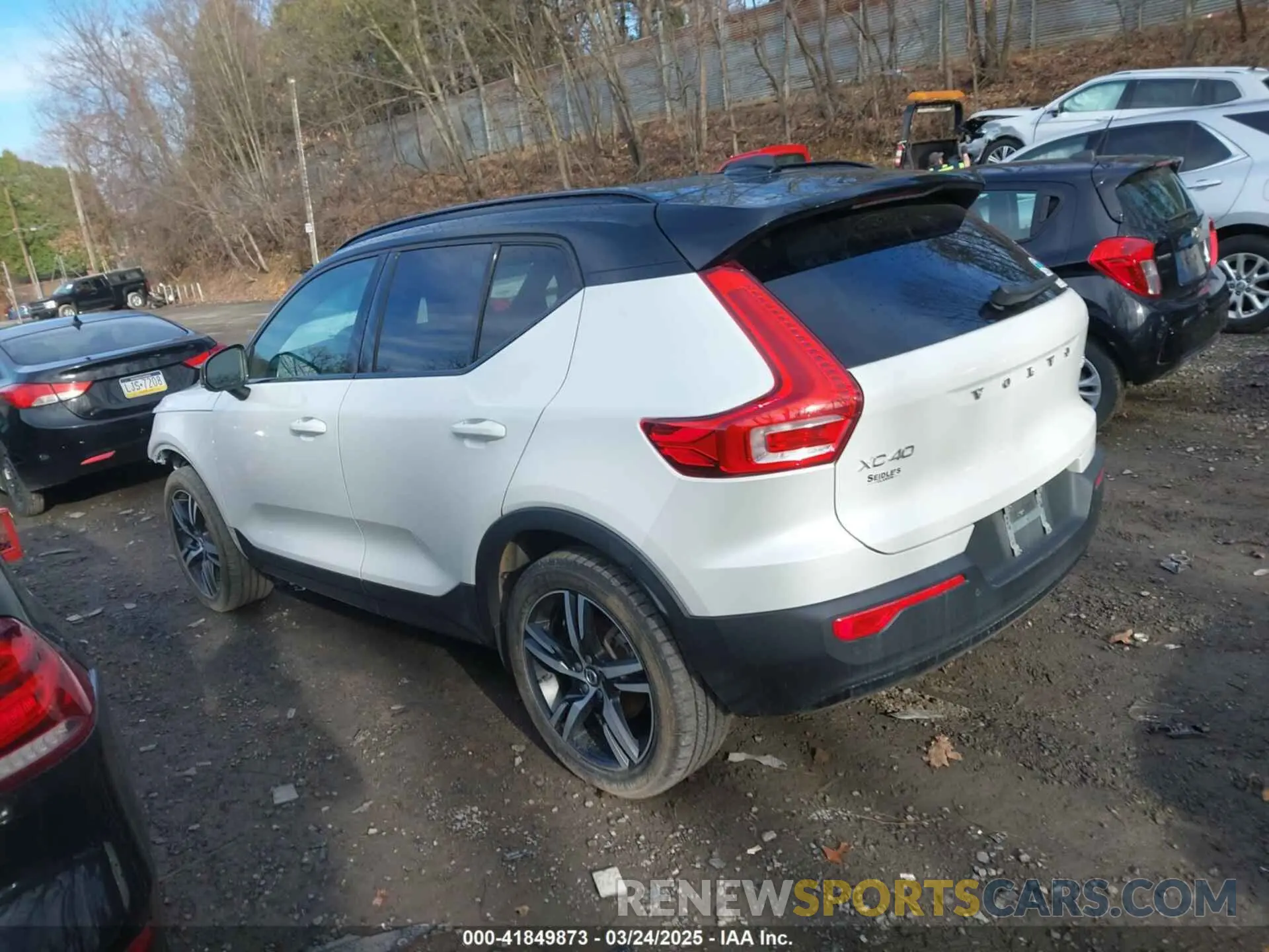 3 Photograph of a damaged car YV4162UM6M2402320 VOLVO XC40 2021
