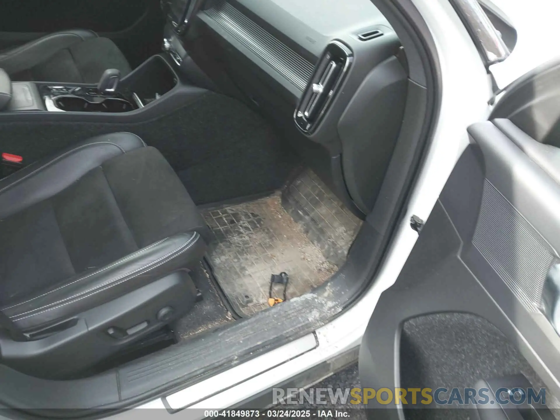 5 Photograph of a damaged car YV4162UM6M2402320 VOLVO XC40 2021