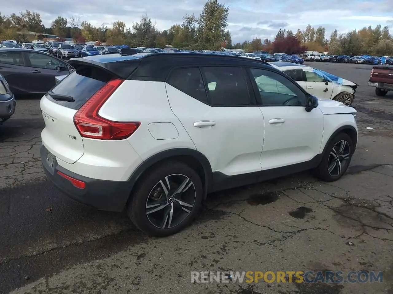 3 Photograph of a damaged car YV4162UM6M2547969 VOLVO XC40 2021