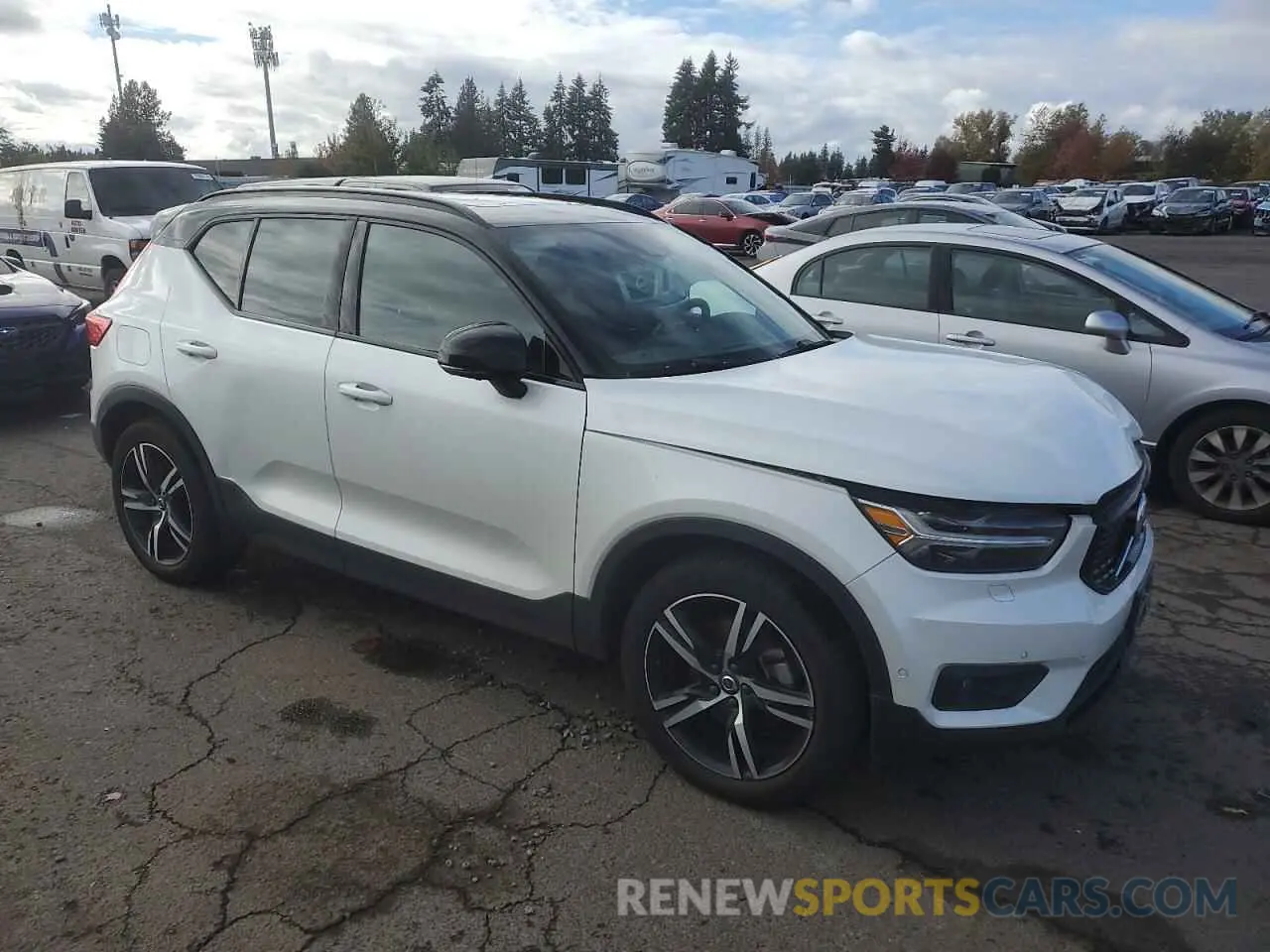 4 Photograph of a damaged car YV4162UM6M2547969 VOLVO XC40 2021