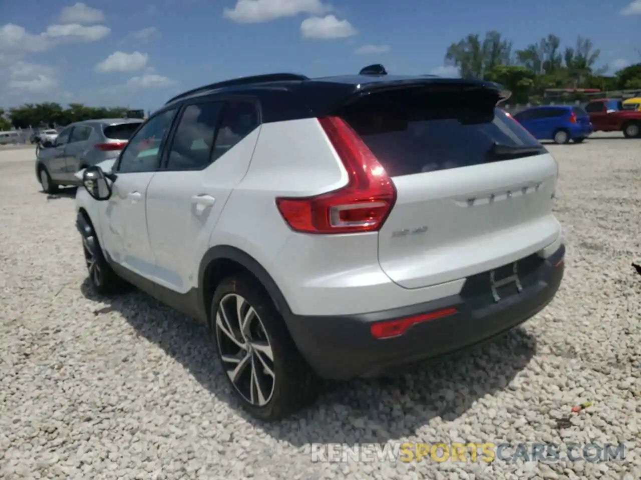 3 Photograph of a damaged car YV4162UM6M2558549 VOLVO XC40 2021