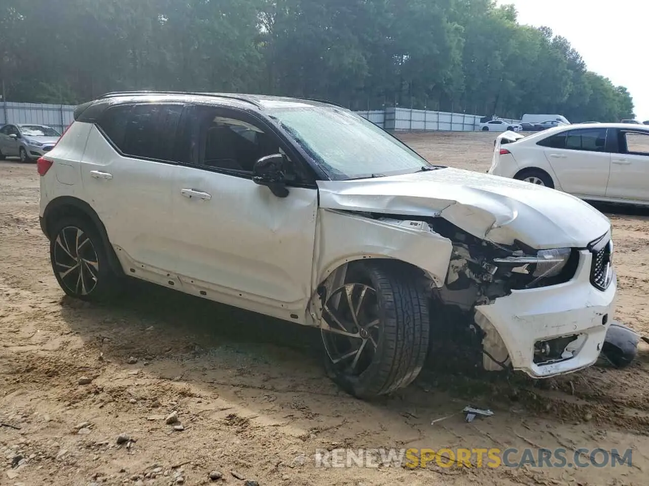 4 Photograph of a damaged car YV4162UM6M2587923 VOLVO XC40 2021