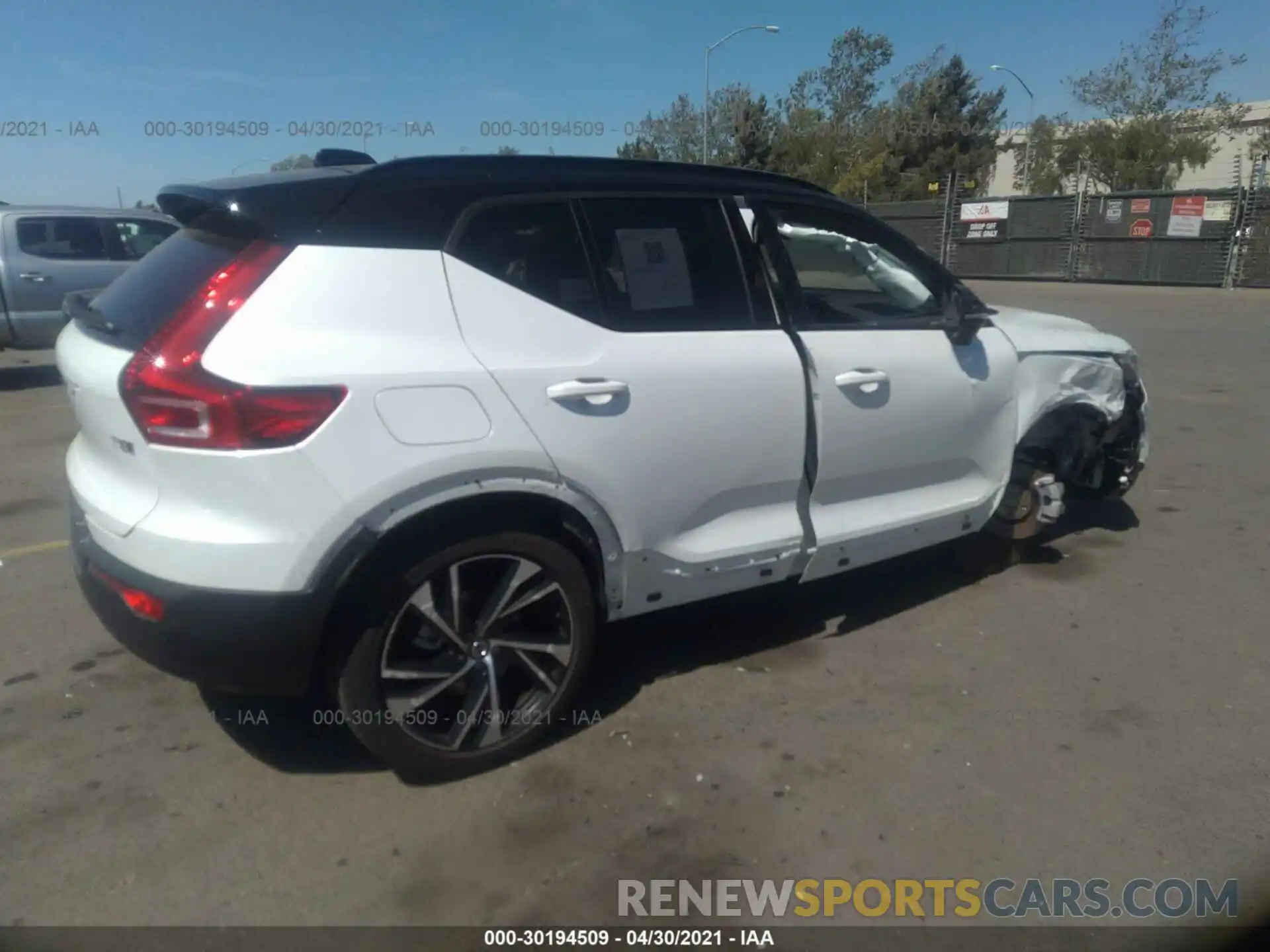 4 Photograph of a damaged car YV4162UM7M2428151 VOLVO XC40 2021