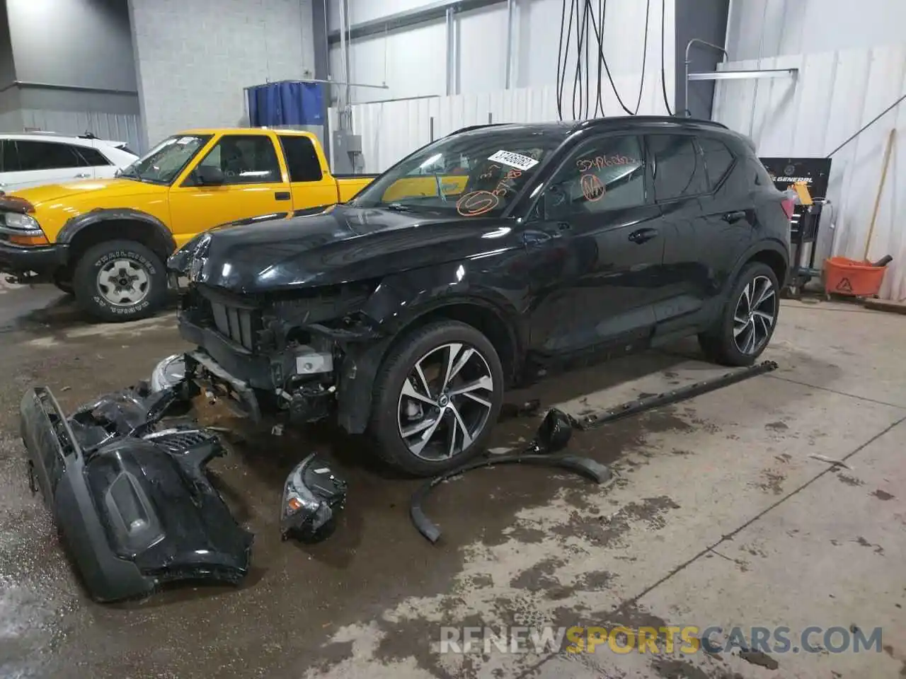 2 Photograph of a damaged car YV4162UM7M2436041 VOLVO XC40 2021