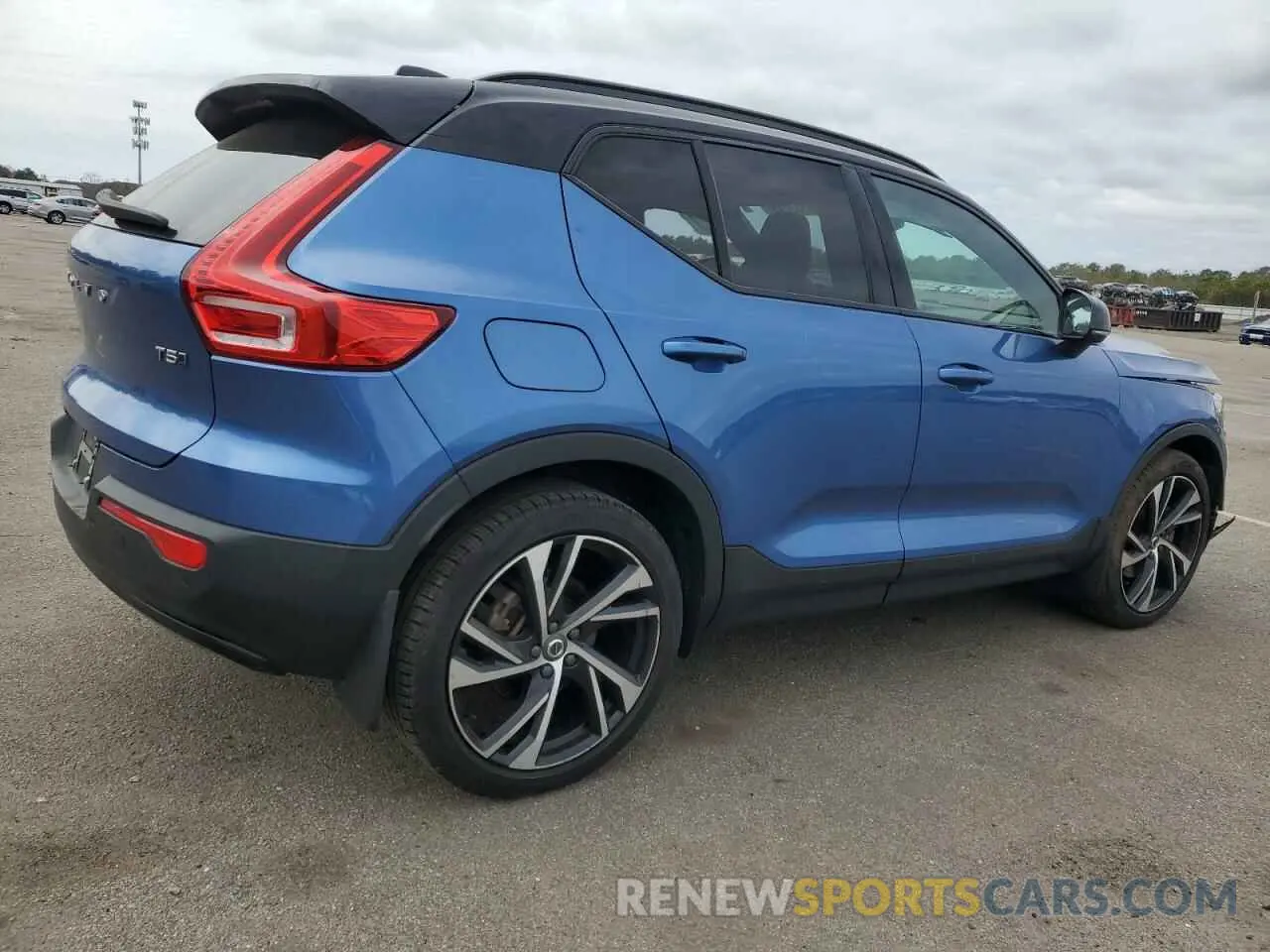 3 Photograph of a damaged car YV4162UM7M2565137 VOLVO XC40 2021