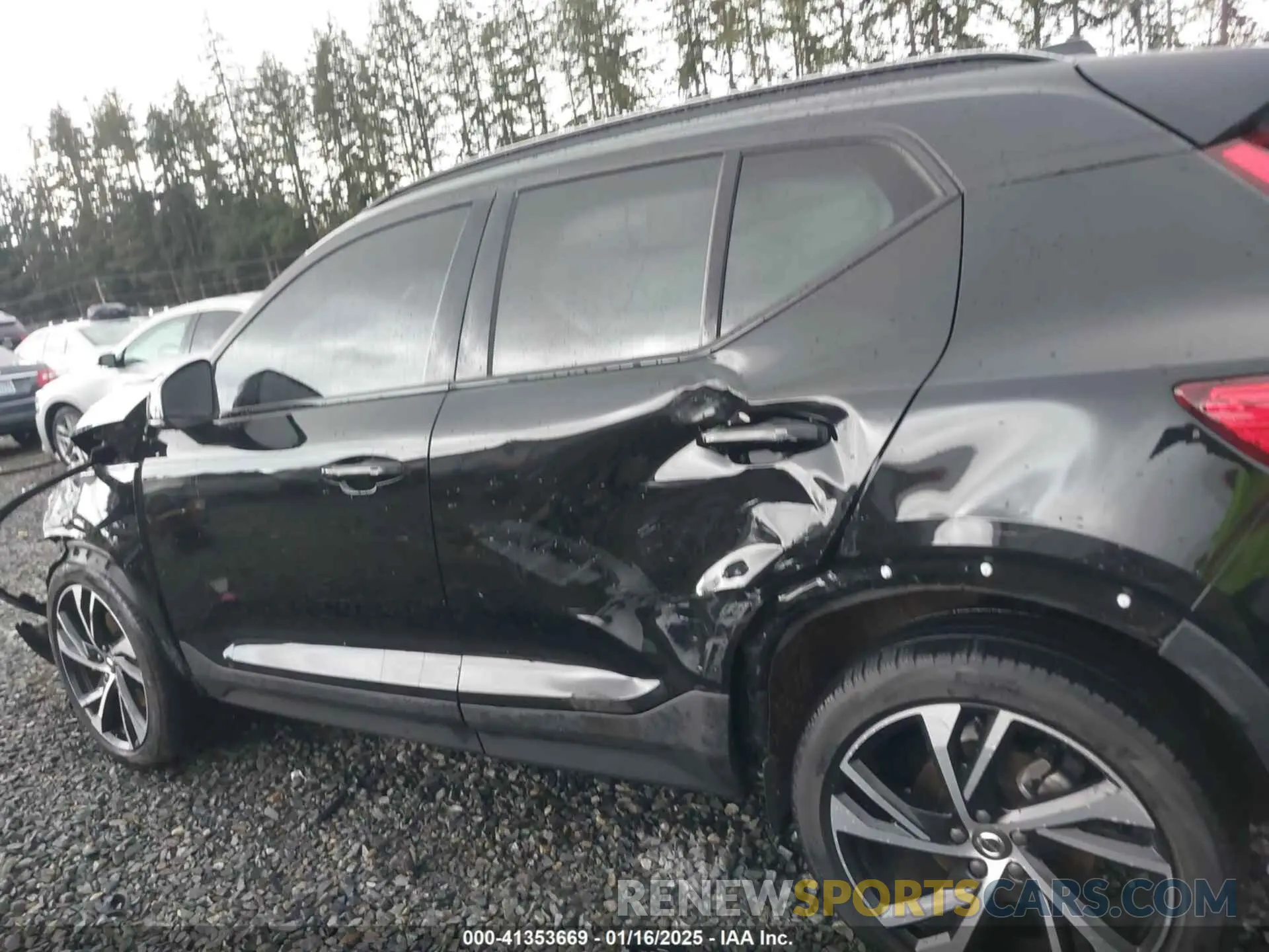 14 Photograph of a damaged car YV4162UM8M2537184 VOLVO XC40 2021