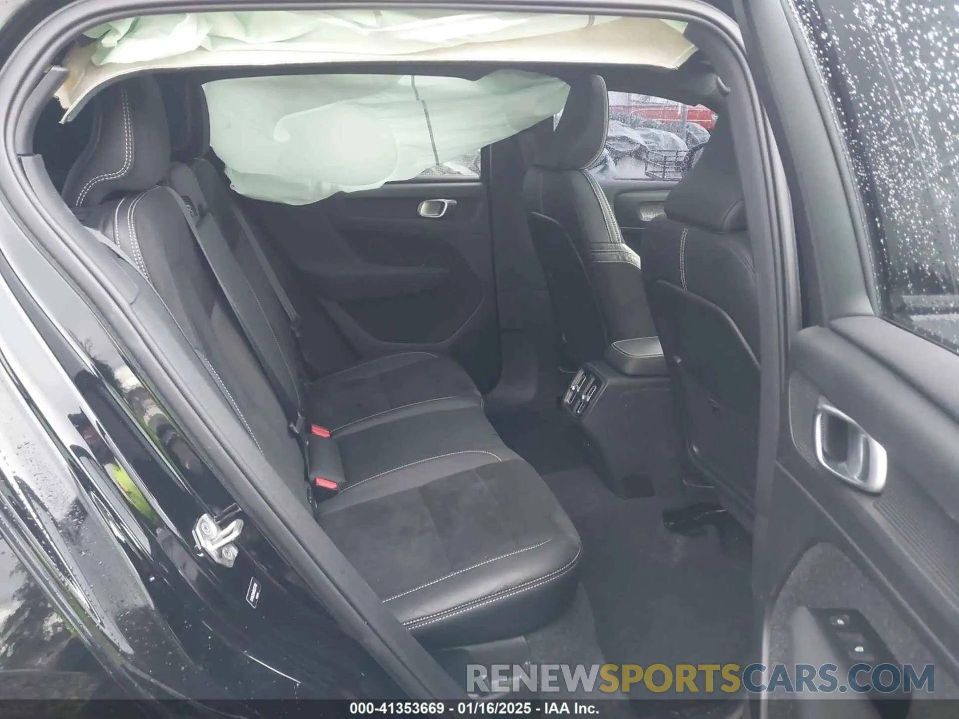 8 Photograph of a damaged car YV4162UM8M2537184 VOLVO XC40 2021