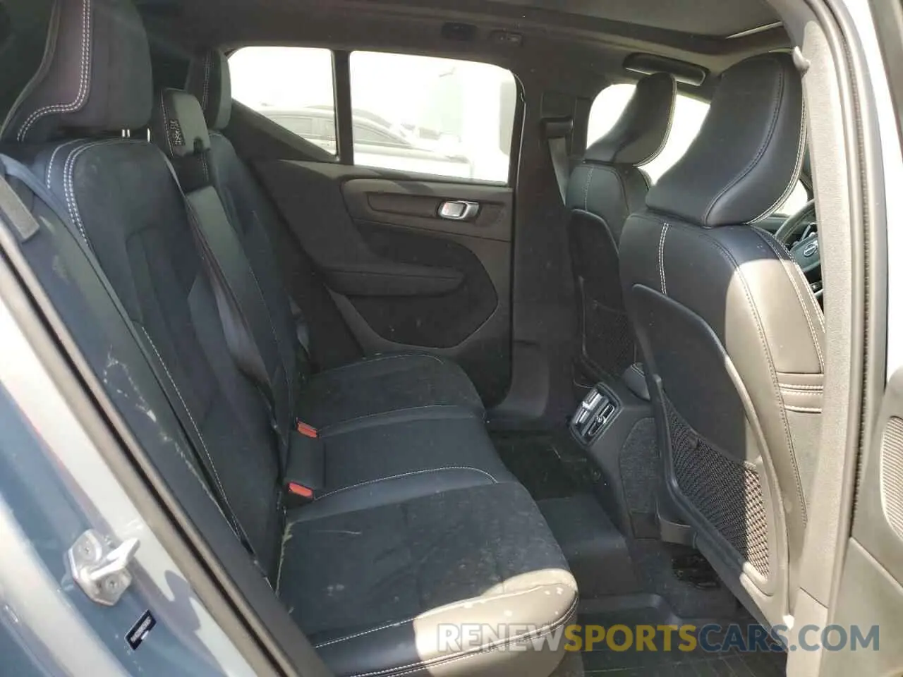 11 Photograph of a damaged car YV4162UM8M2560657 VOLVO XC40 2021