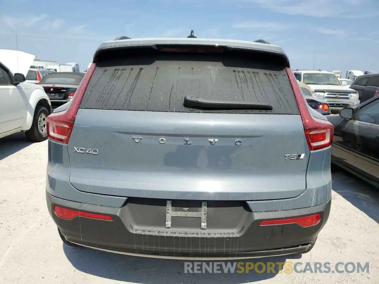 6 Photograph of a damaged car YV4162UM8M2560657 VOLVO XC40 2021