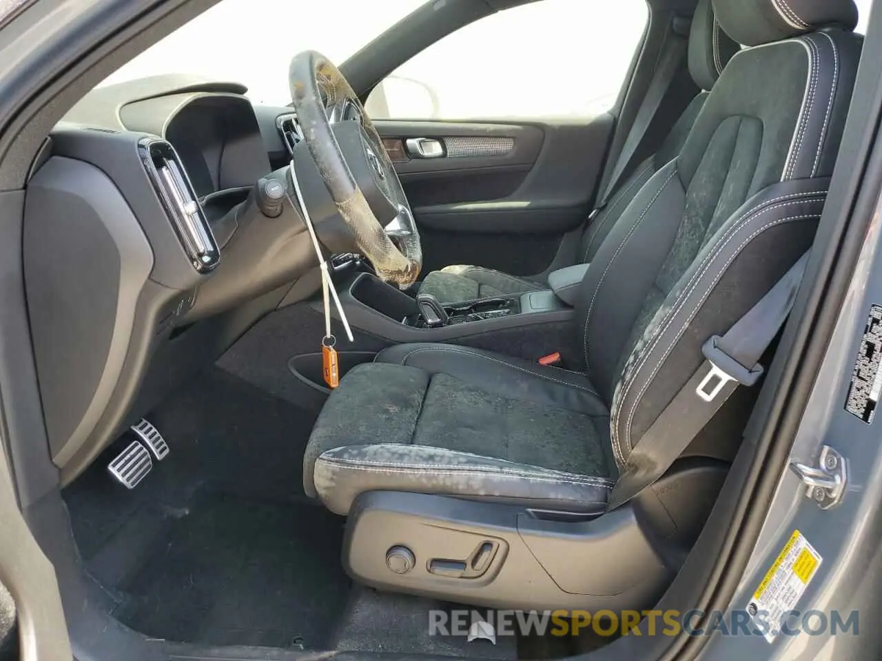 7 Photograph of a damaged car YV4162UM8M2560657 VOLVO XC40 2021