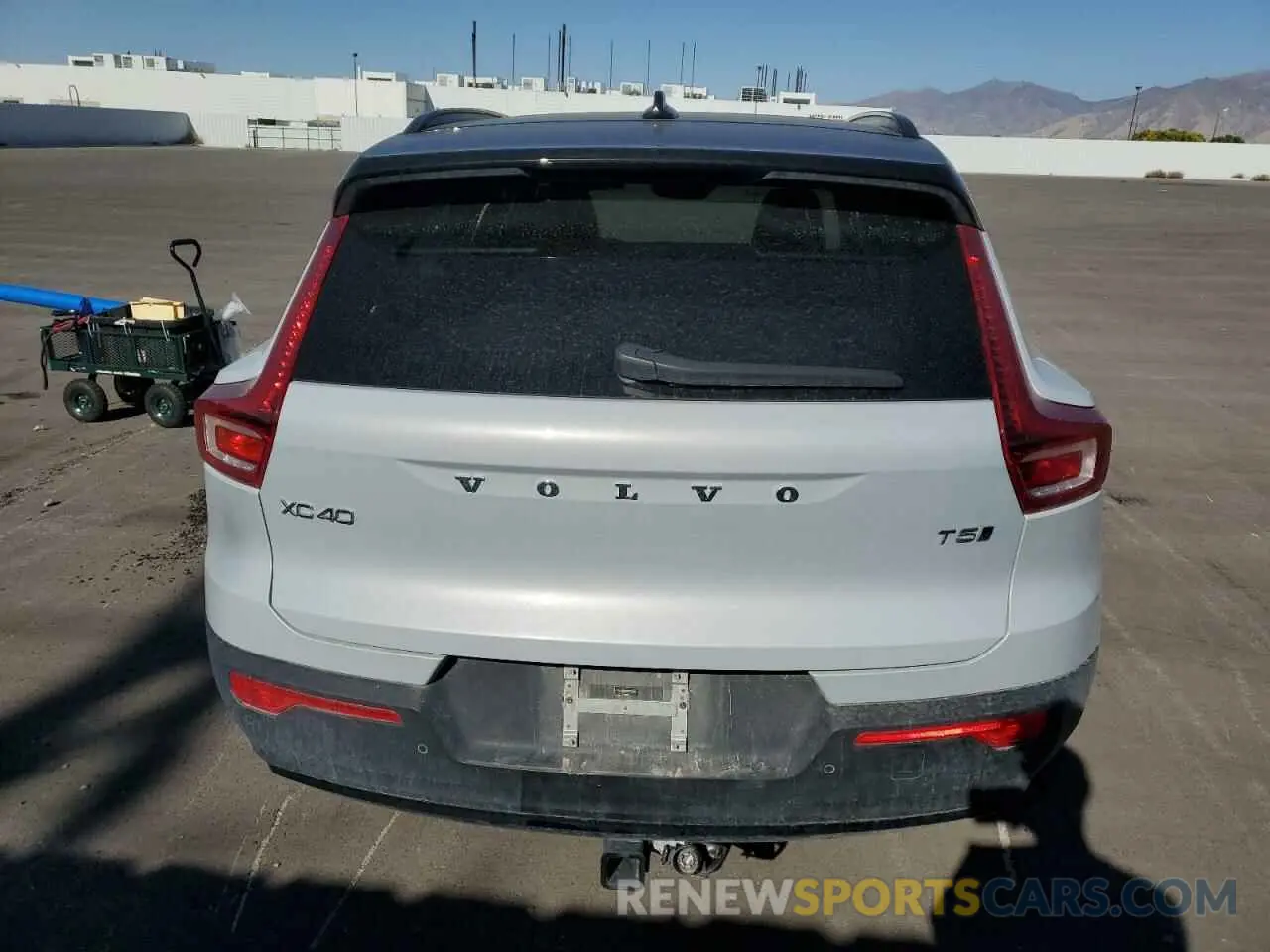 6 Photograph of a damaged car YV4162UM8M2570671 VOLVO XC40 2021