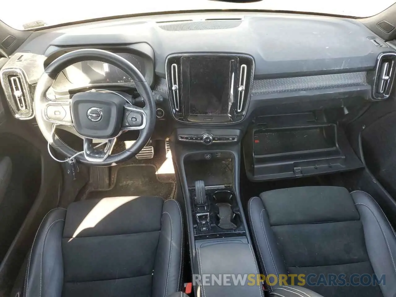 8 Photograph of a damaged car YV4162UM8M2570671 VOLVO XC40 2021