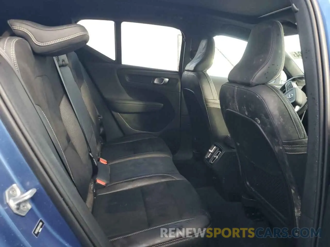 11 Photograph of a damaged car YV4162UM9M2417880 VOLVO XC40 2021