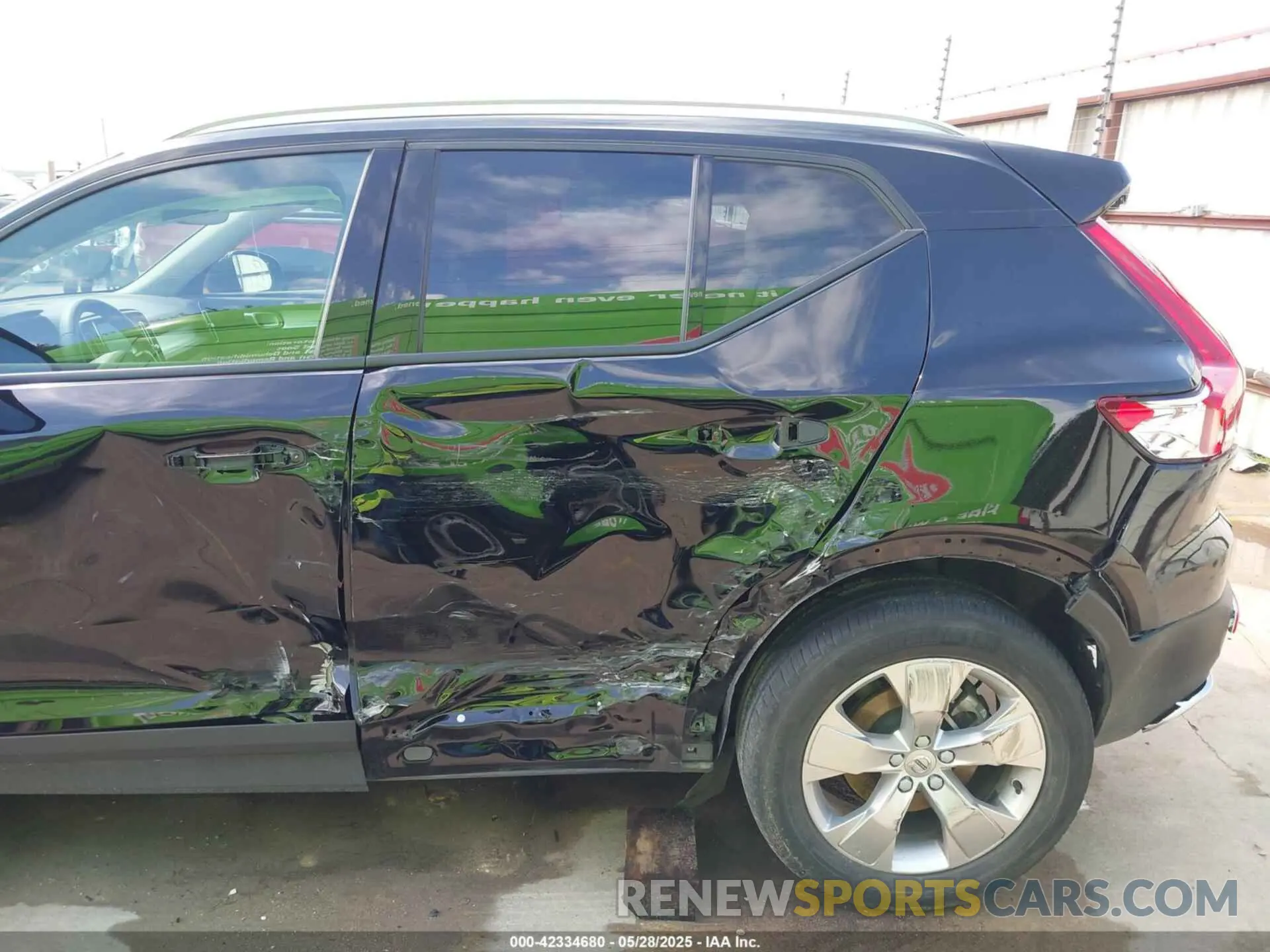 18 Photograph of a damaged car YV4AC2HK9M2426239 VOLVO XC40 2021