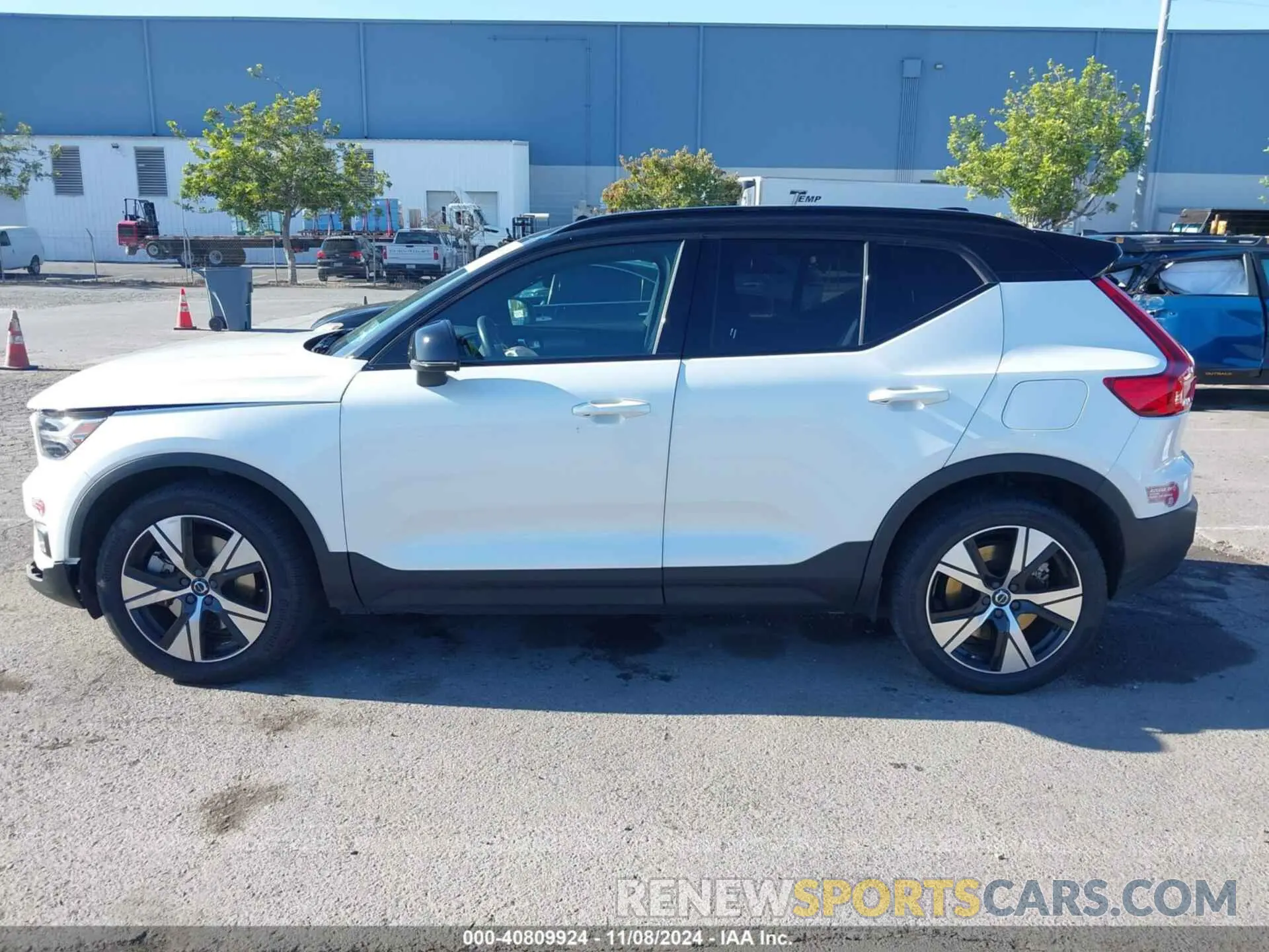 14 Photograph of a damaged car YV4ED3UR2M2587135 VOLVO XC40 2021