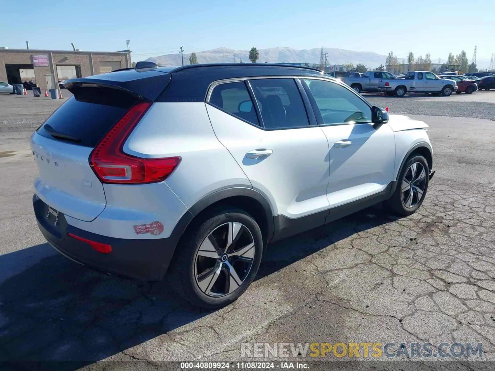 4 Photograph of a damaged car YV4ED3UR2M2587135 VOLVO XC40 2021