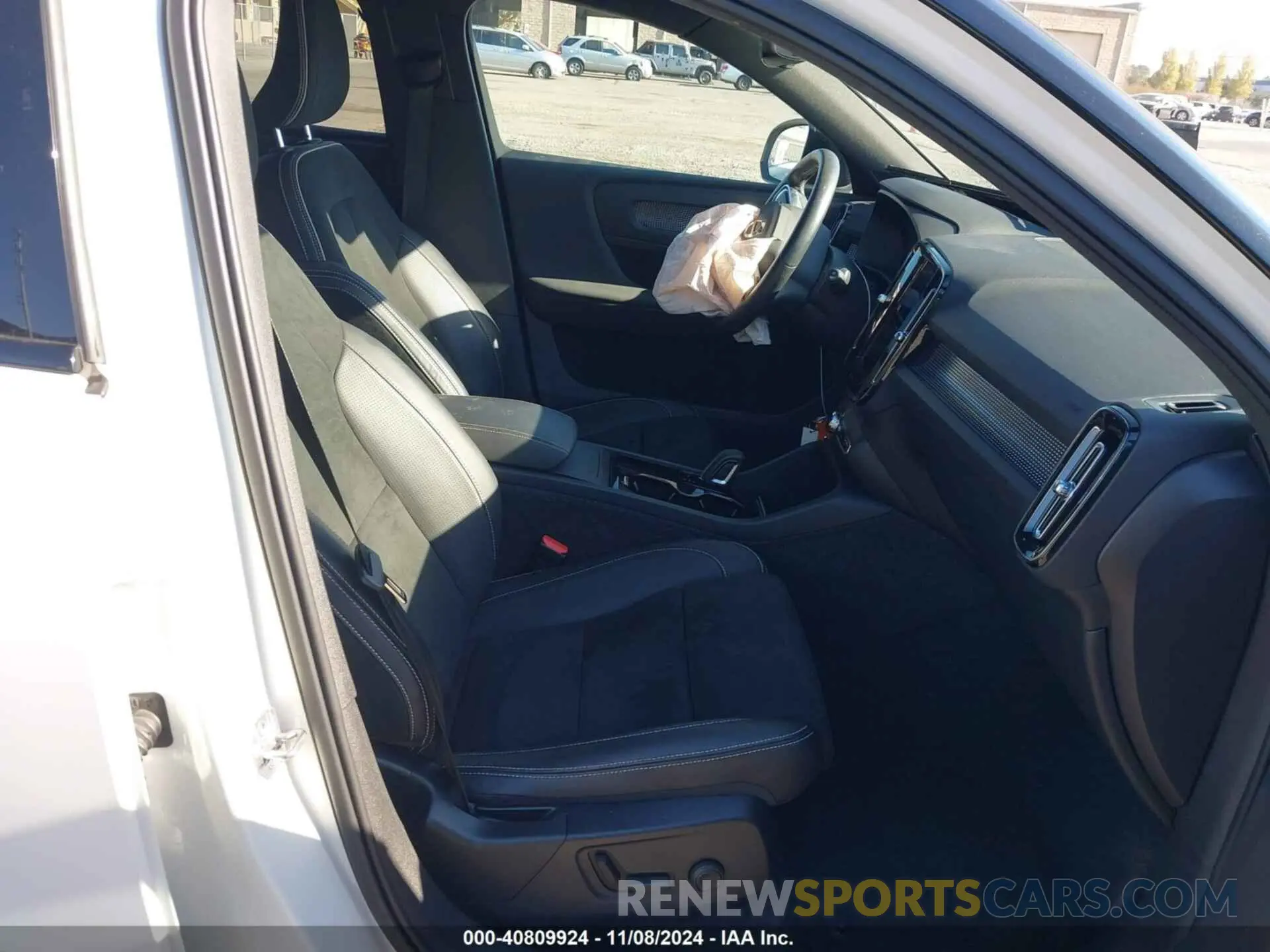 5 Photograph of a damaged car YV4ED3UR2M2587135 VOLVO XC40 2021