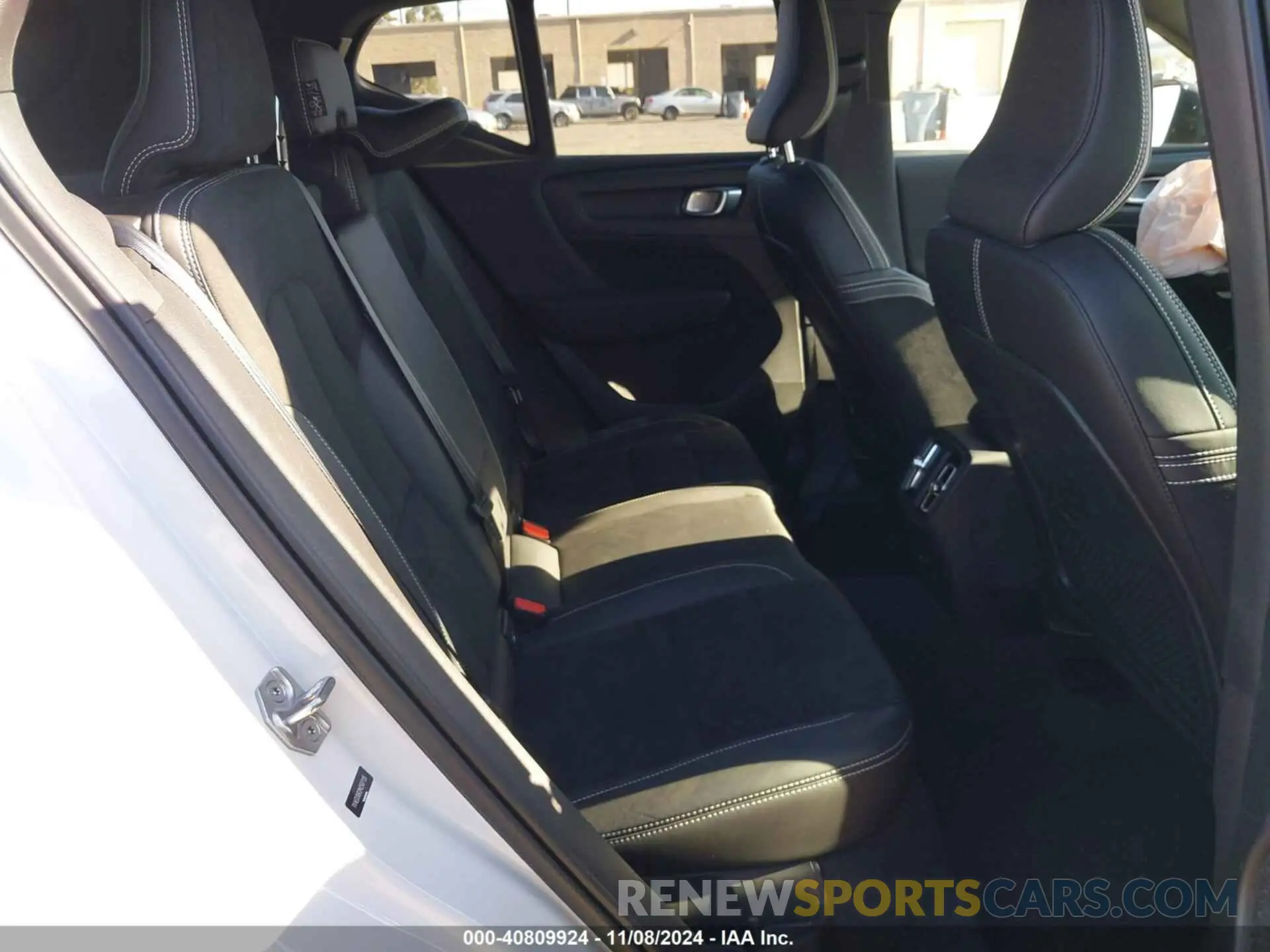 8 Photograph of a damaged car YV4ED3UR2M2587135 VOLVO XC40 2021