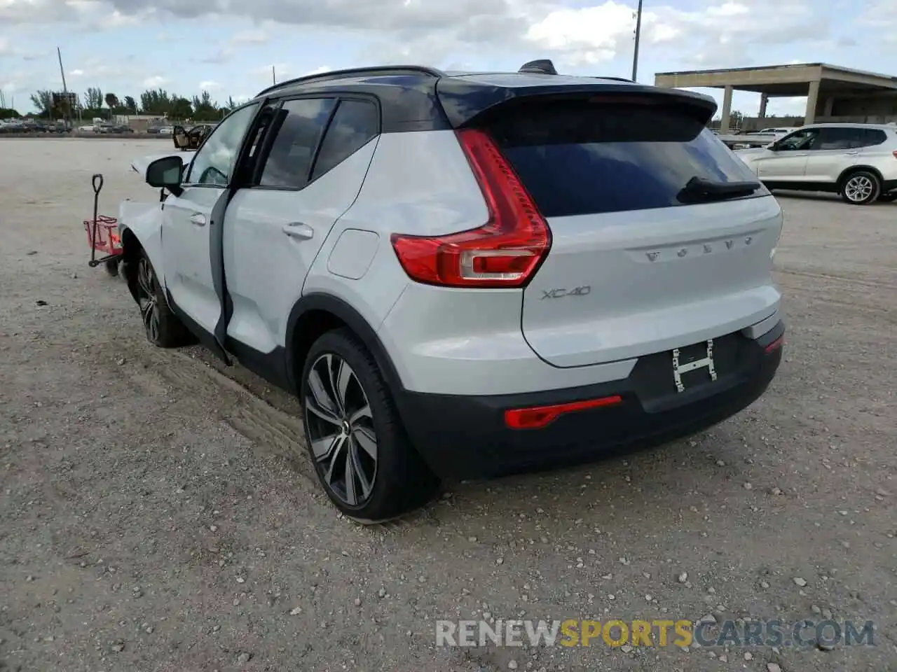 3 Photograph of a damaged car YV4ED3UR3M2461950 VOLVO XC40 2021