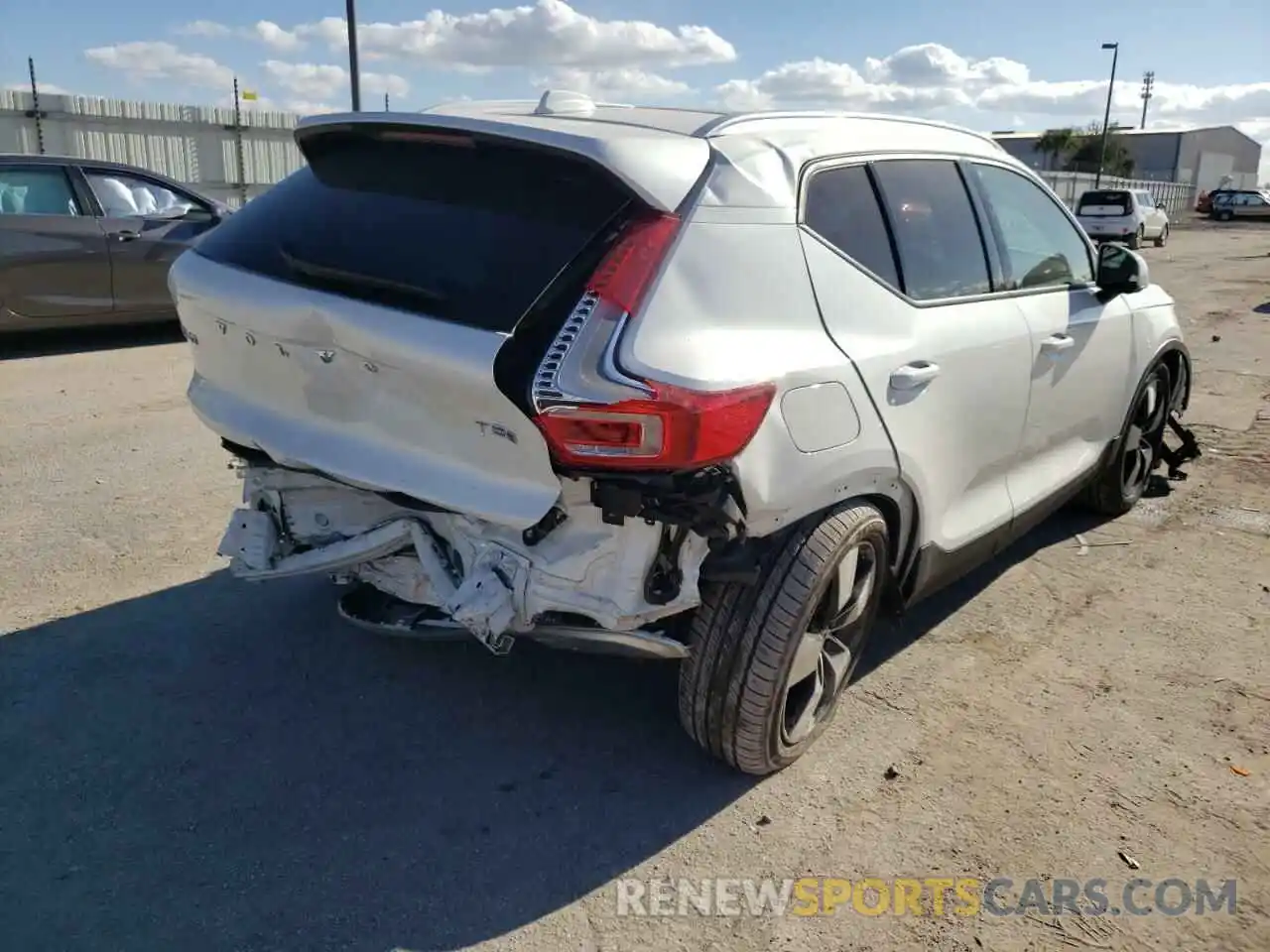 4 Photograph of a damaged car YV4162UK0N2652698 VOLVO XC40 2022