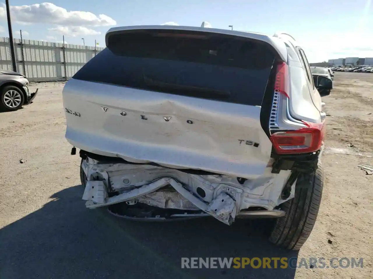 9 Photograph of a damaged car YV4162UK0N2652698 VOLVO XC40 2022