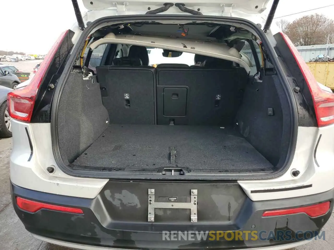 13 Photograph of a damaged car YV4162UK1N2640818 VOLVO XC40 2022
