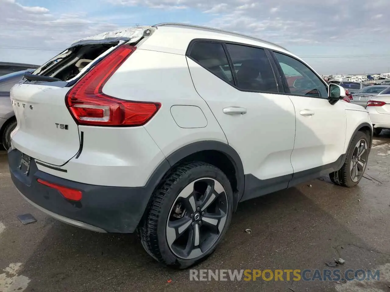 3 Photograph of a damaged car YV4162UK1N2640818 VOLVO XC40 2022