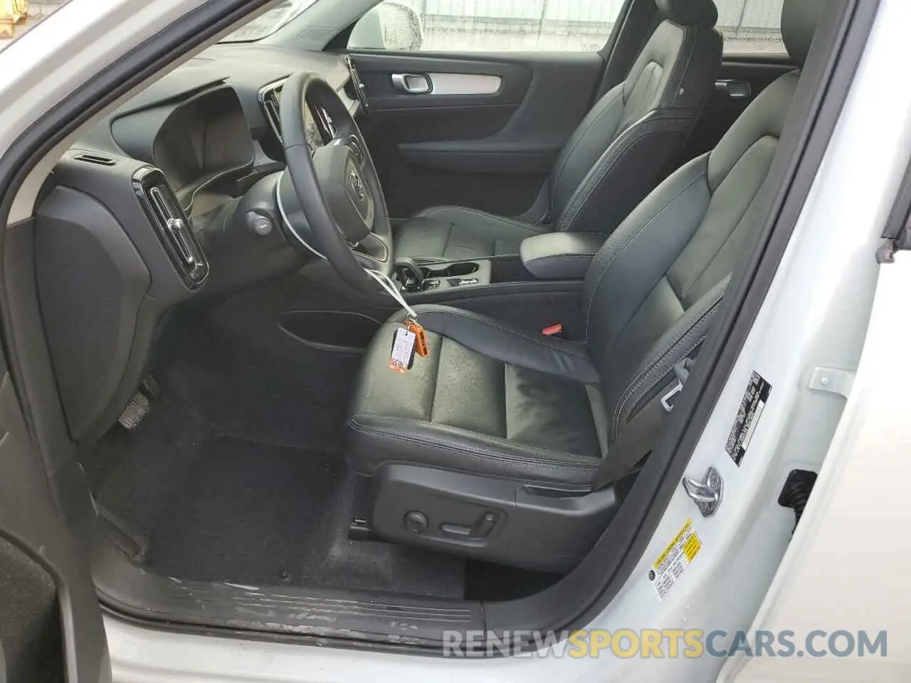 7 Photograph of a damaged car YV4162UK1N2640818 VOLVO XC40 2022