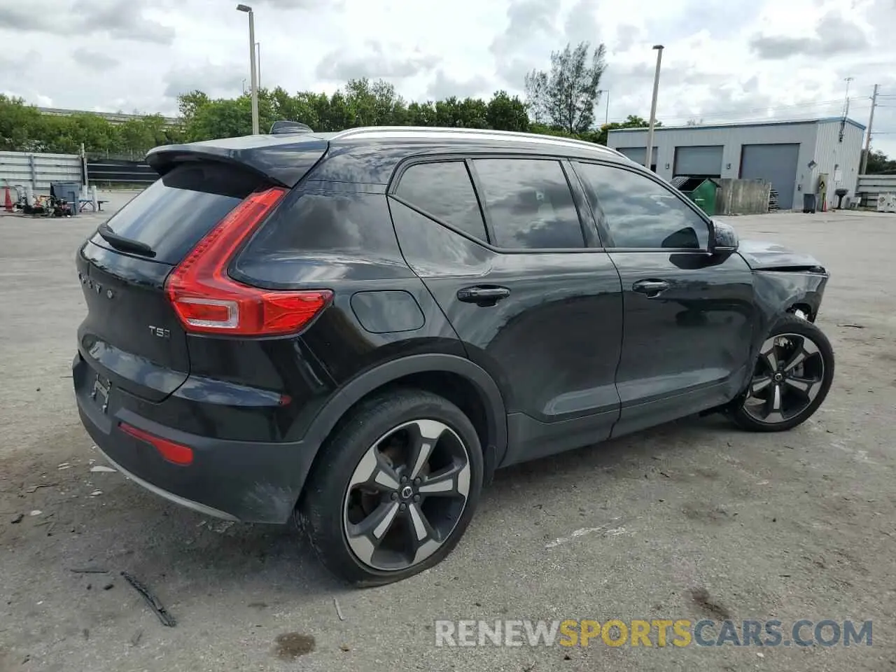 3 Photograph of a damaged car YV4162UK1N2743821 VOLVO XC40 2022