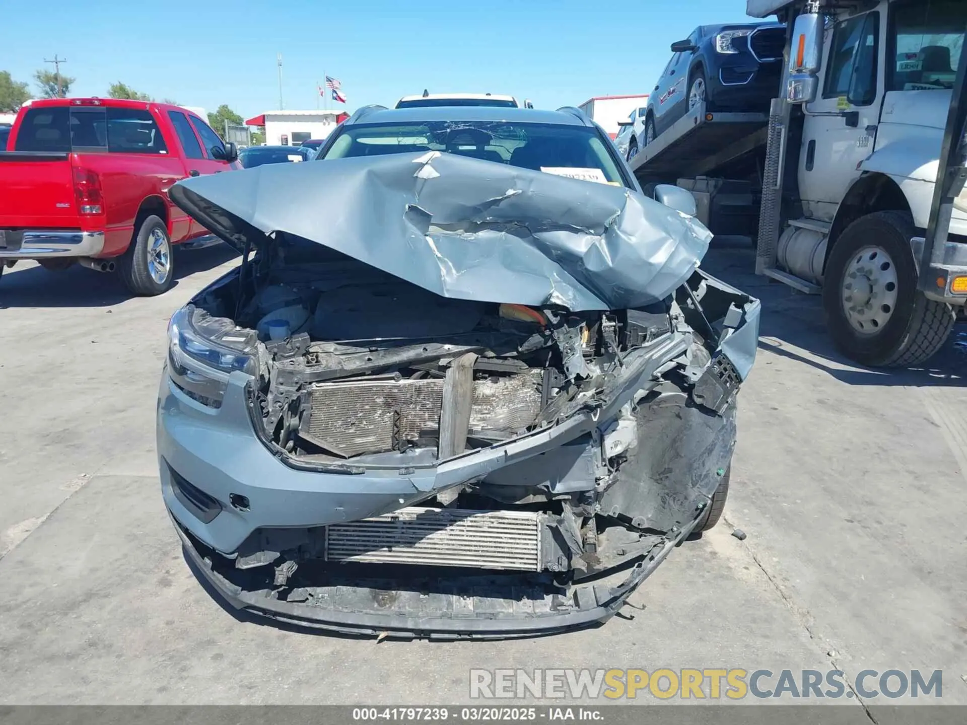 13 Photograph of a damaged car YV4162UK1N2785311 VOLVO XC40 2022
