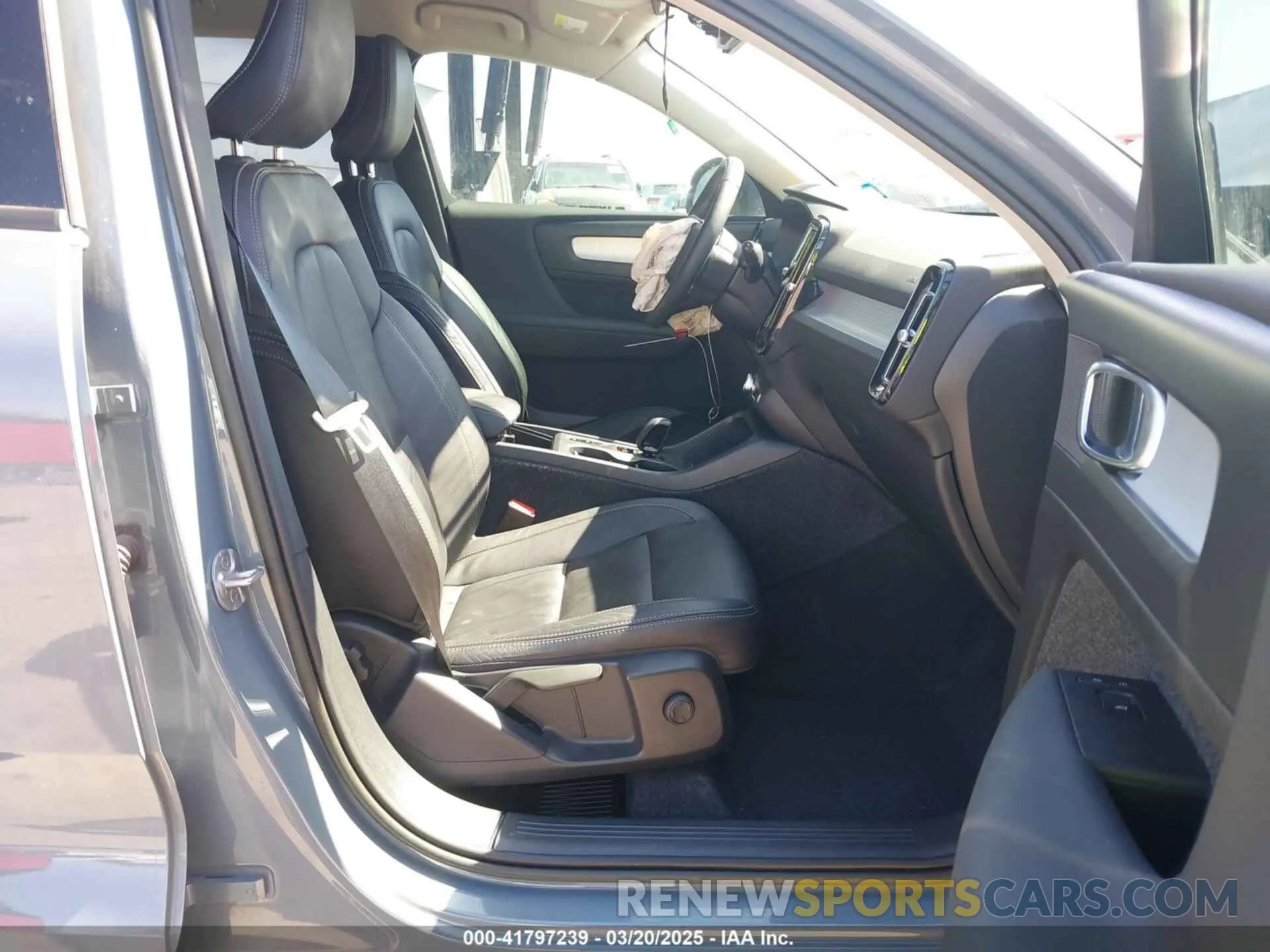 5 Photograph of a damaged car YV4162UK1N2785311 VOLVO XC40 2022