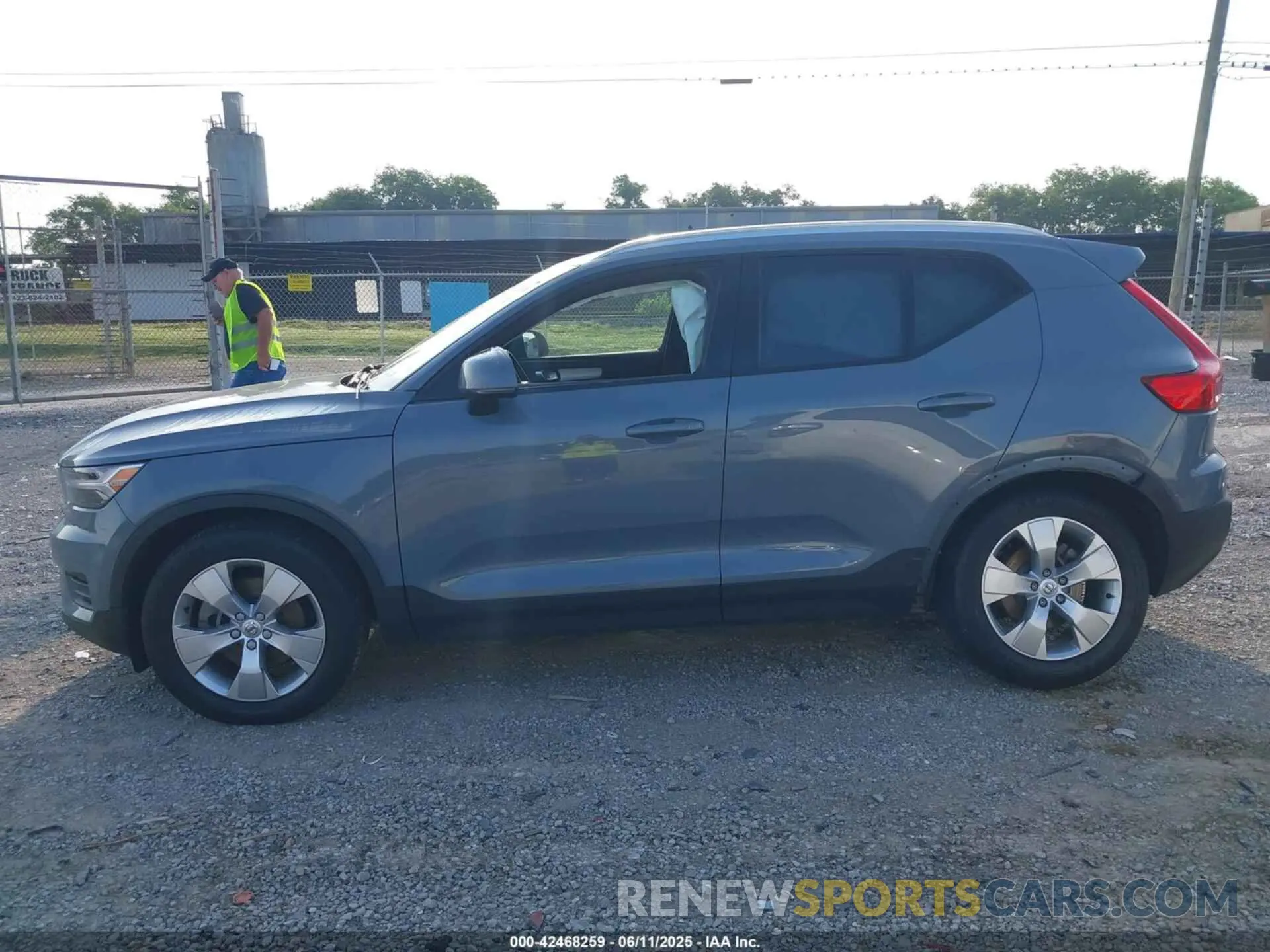14 Photograph of a damaged car YV4162UK3N2758515 VOLVO XC40 2022
