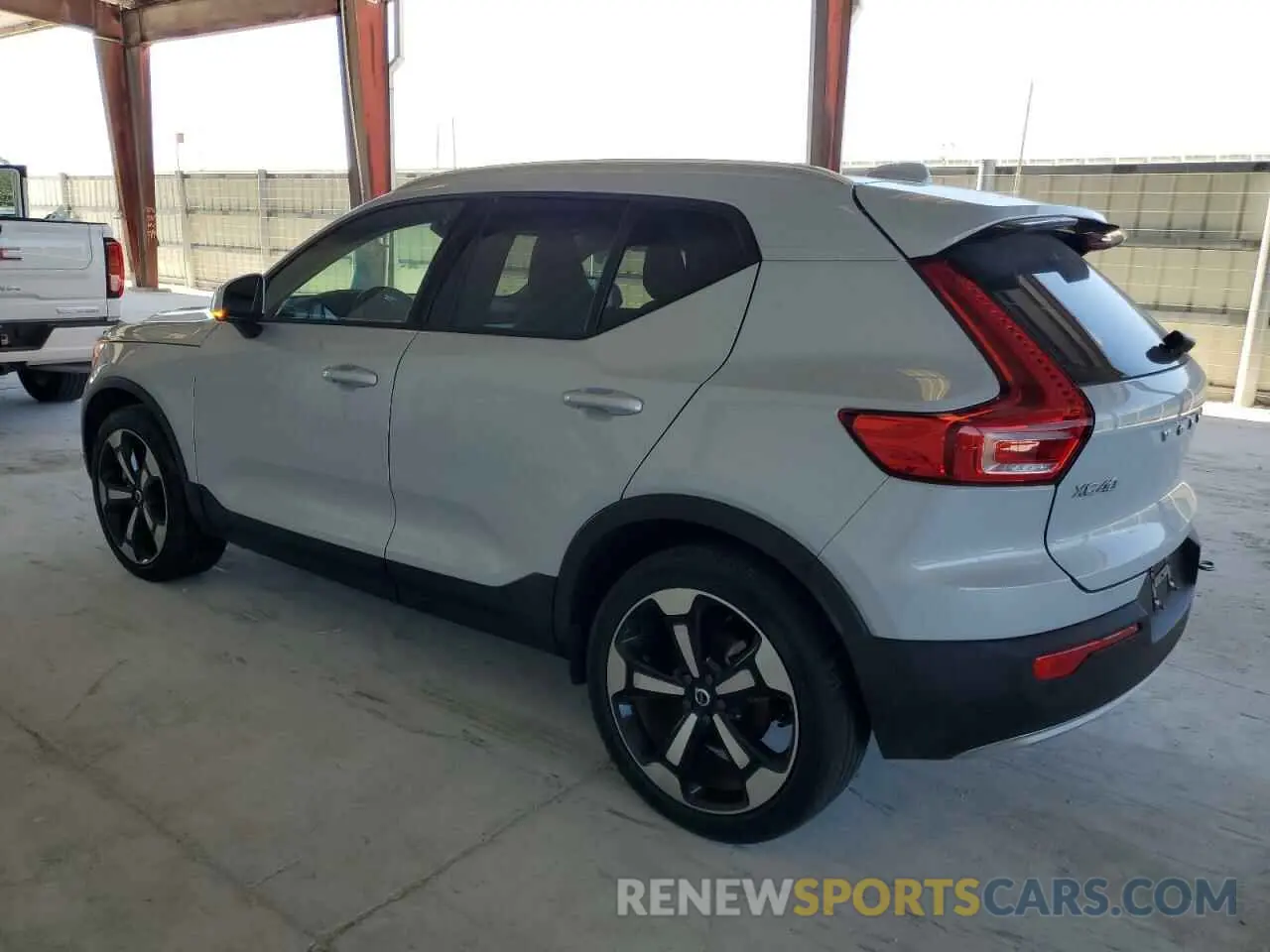 2 Photograph of a damaged car YV4162UK4N2782984 VOLVO XC40 2022