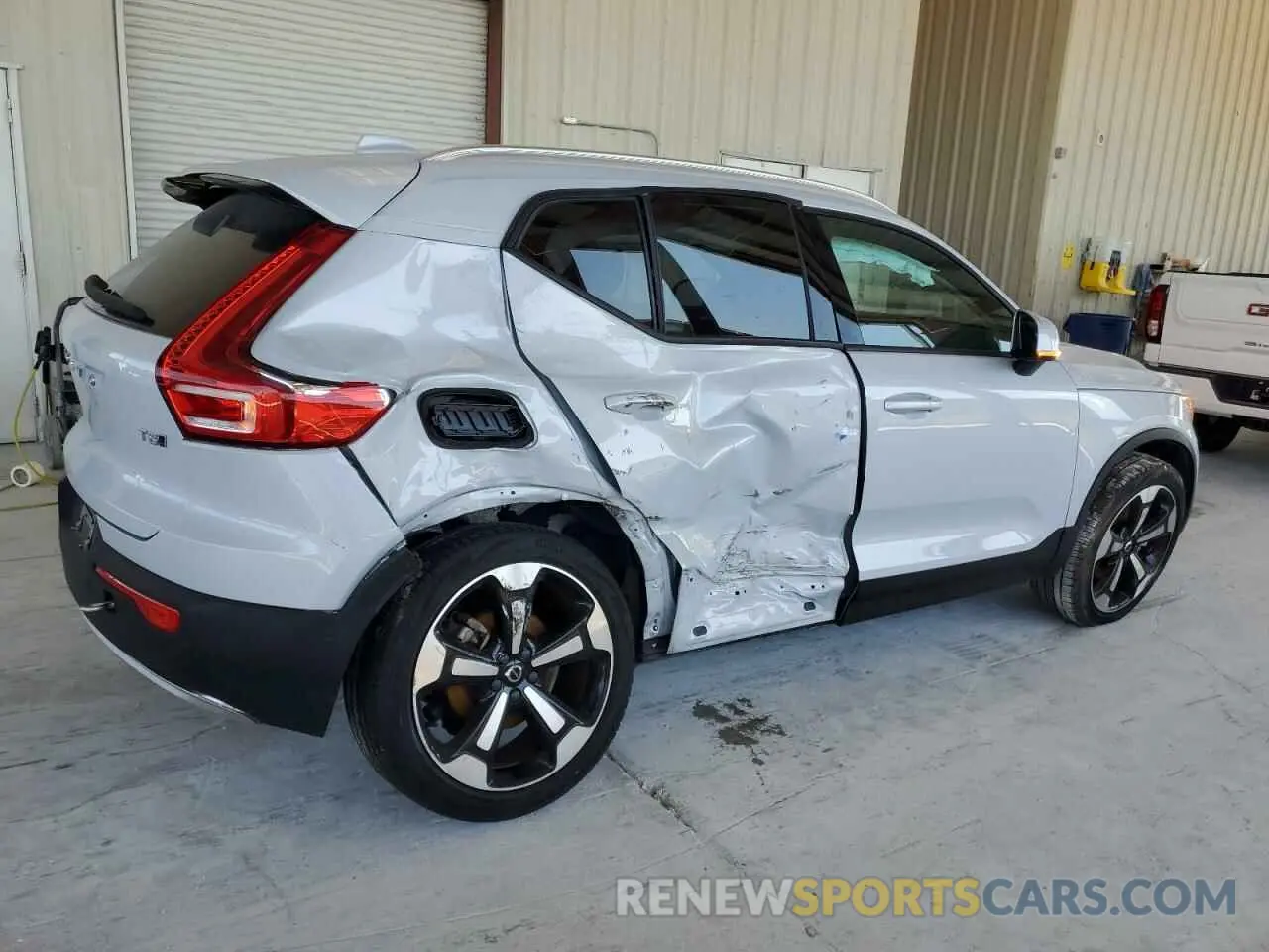 3 Photograph of a damaged car YV4162UK4N2782984 VOLVO XC40 2022