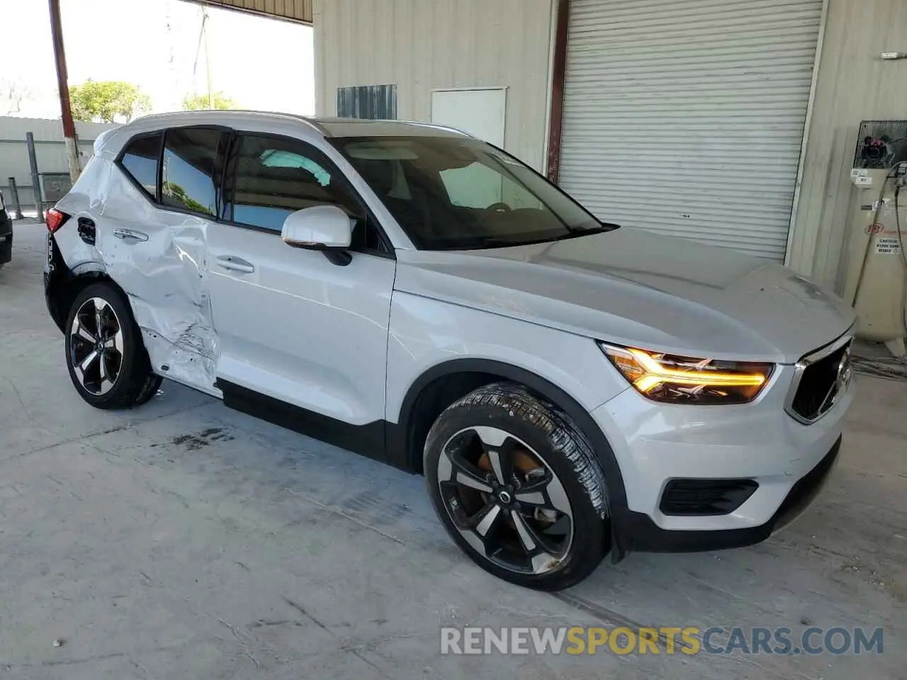 4 Photograph of a damaged car YV4162UK4N2782984 VOLVO XC40 2022