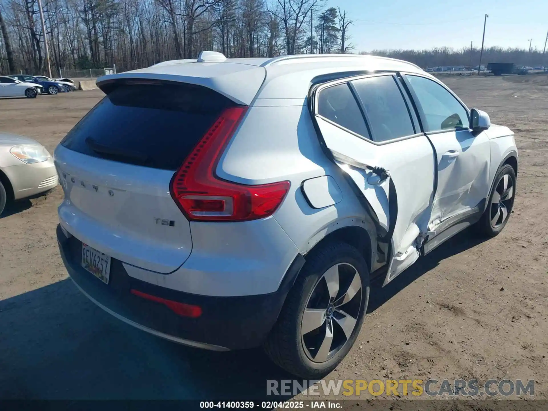 4 Photograph of a damaged car YV4162UK5N2656620 VOLVO XC40 2022