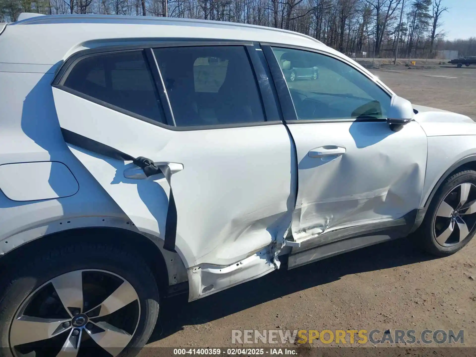 6 Photograph of a damaged car YV4162UK5N2656620 VOLVO XC40 2022