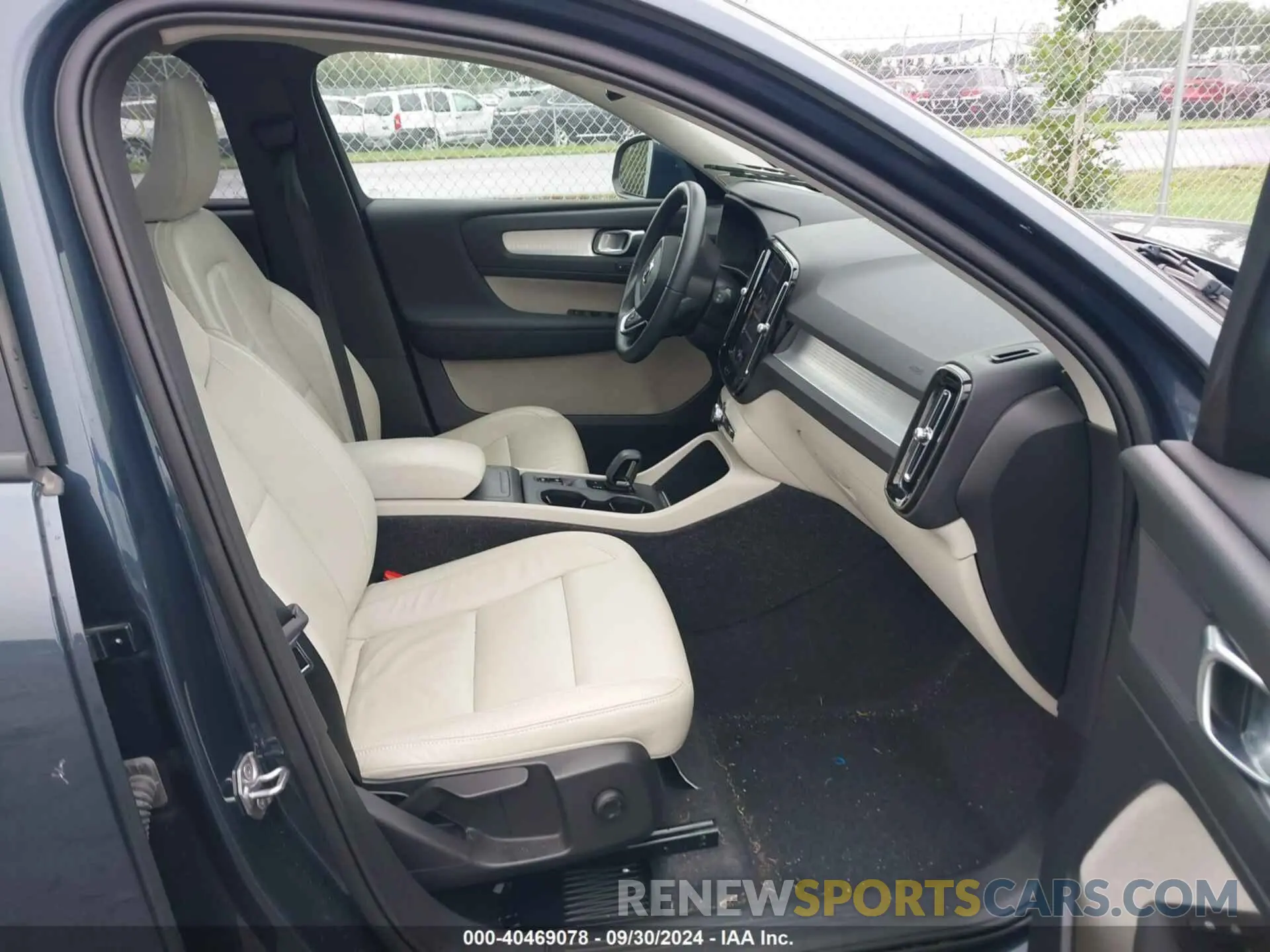 5 Photograph of a damaged car YV4162UK6N2699394 VOLVO XC40 2022