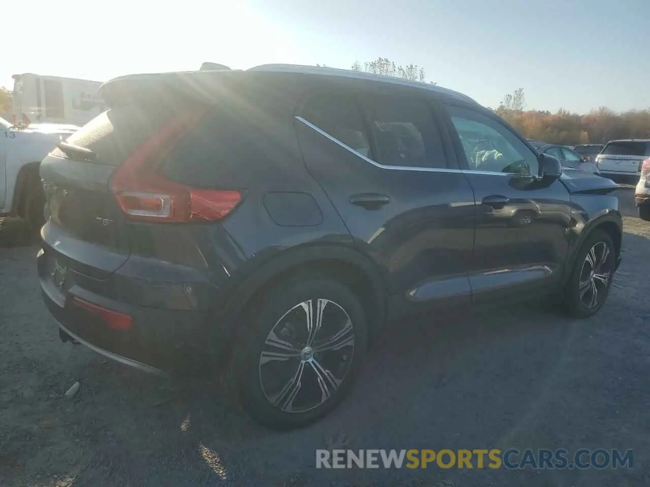 3 Photograph of a damaged car YV4162UL0N2733631 VOLVO XC40 2022