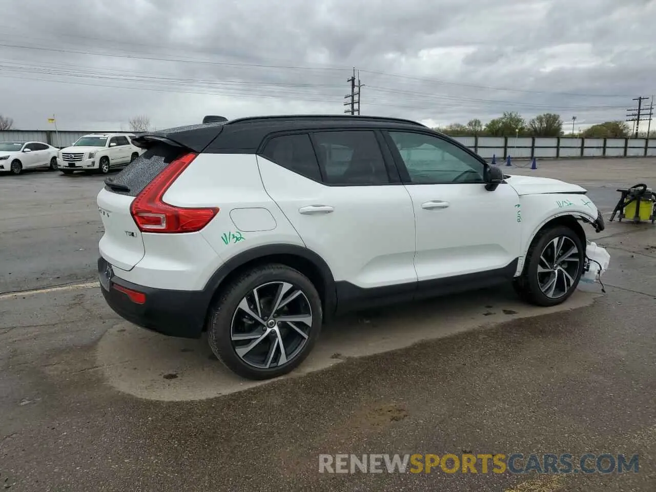 3 Photograph of a damaged car YV4162UM0N2730110 VOLVO XC40 2022