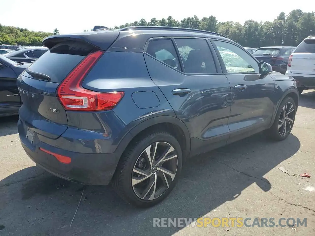 3 Photograph of a damaged car YV4162UM0N2750356 VOLVO XC40 2022