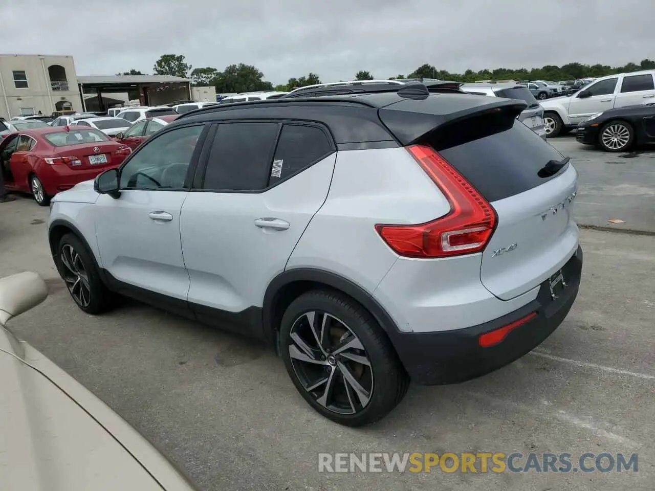2 Photograph of a damaged car YV4162UM0N2756187 VOLVO XC40 2022