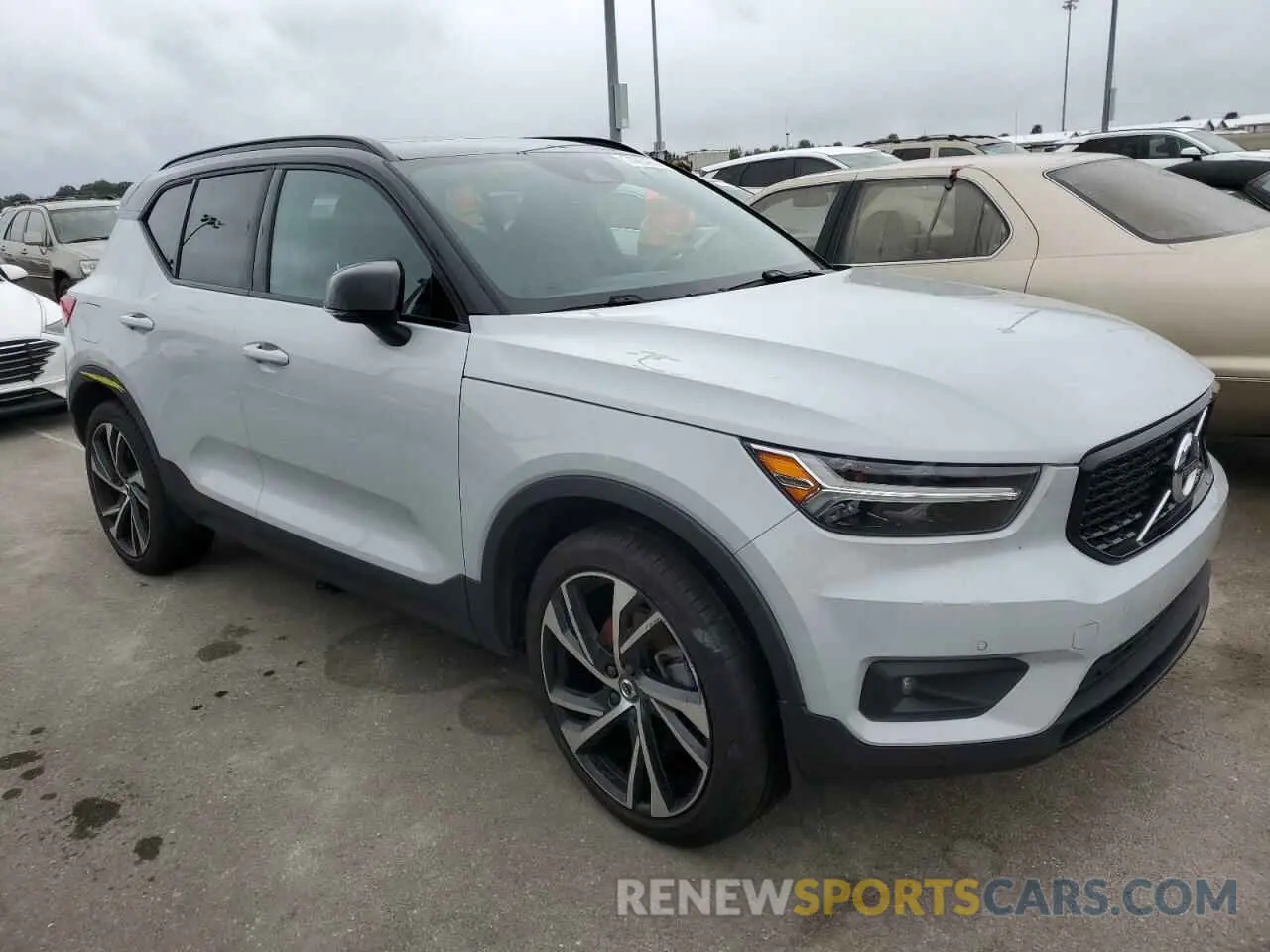 4 Photograph of a damaged car YV4162UM0N2756187 VOLVO XC40 2022