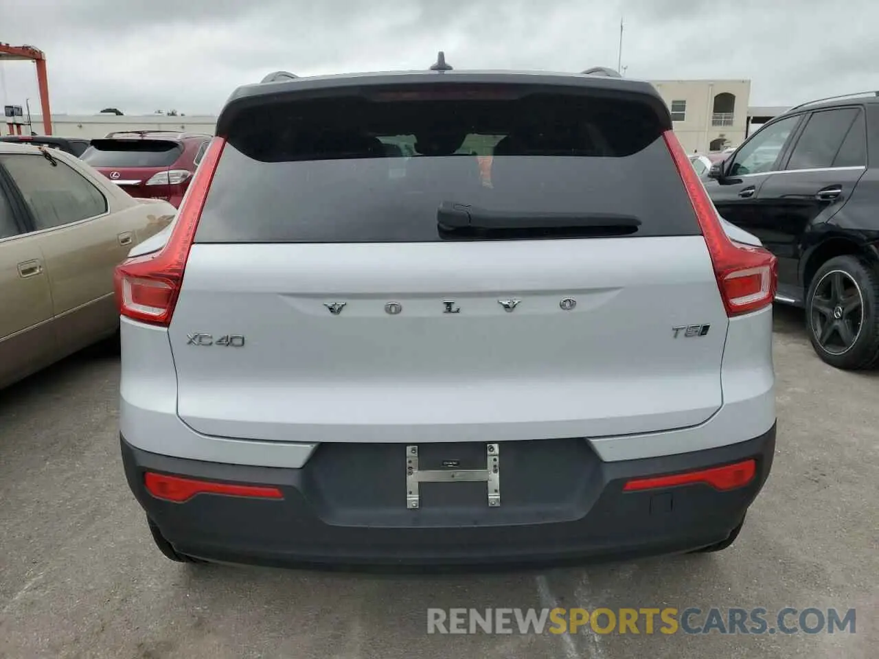 6 Photograph of a damaged car YV4162UM0N2756187 VOLVO XC40 2022