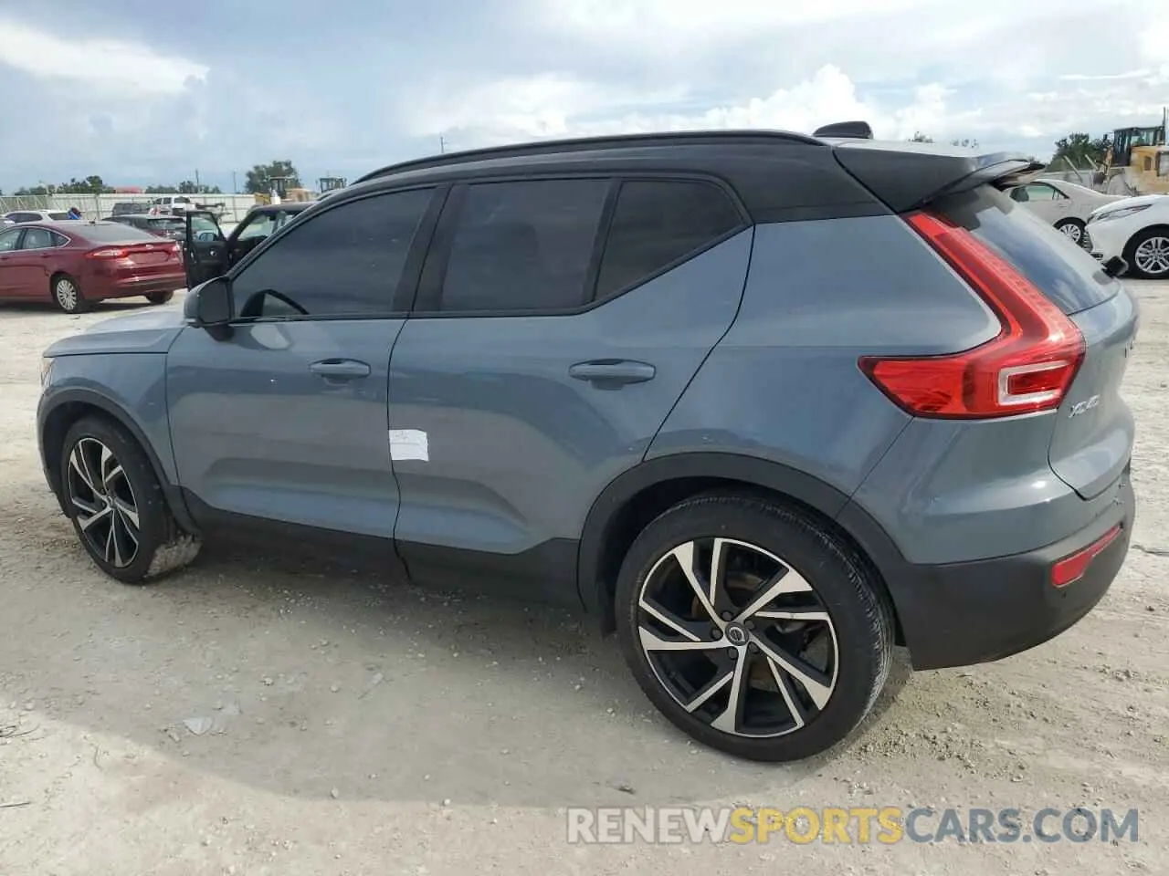 2 Photograph of a damaged car YV4162UM0N2770445 VOLVO XC40 2022