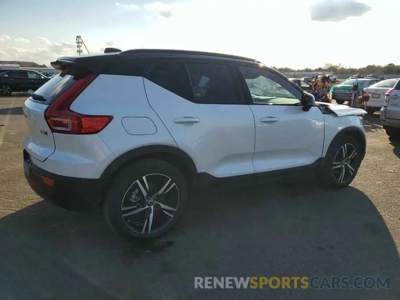 3 Photograph of a damaged car YV4162UM1N2779798 VOLVO XC40 2022