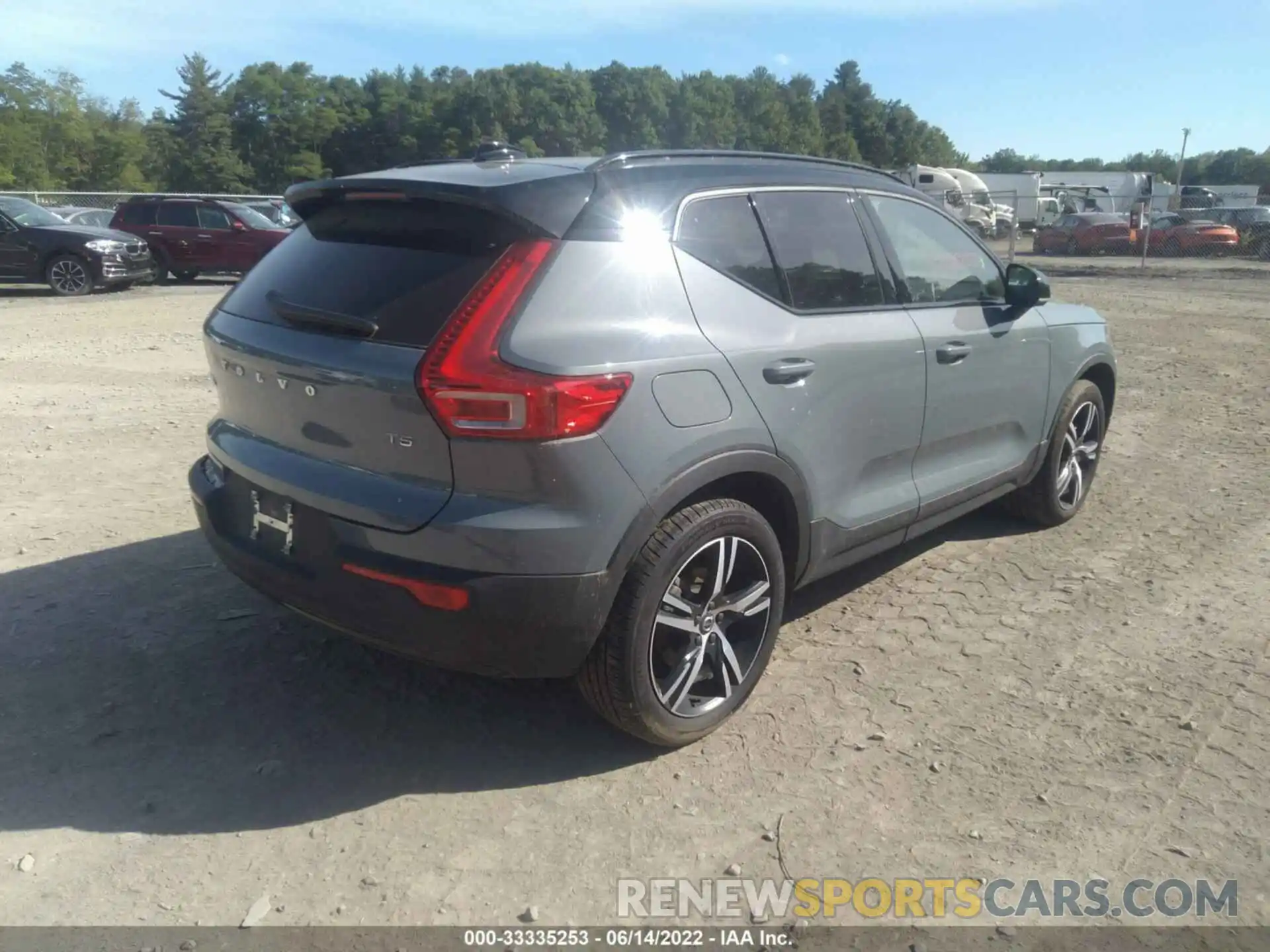 4 Photograph of a damaged car YV4162UM2N2649142 VOLVO XC40 2022